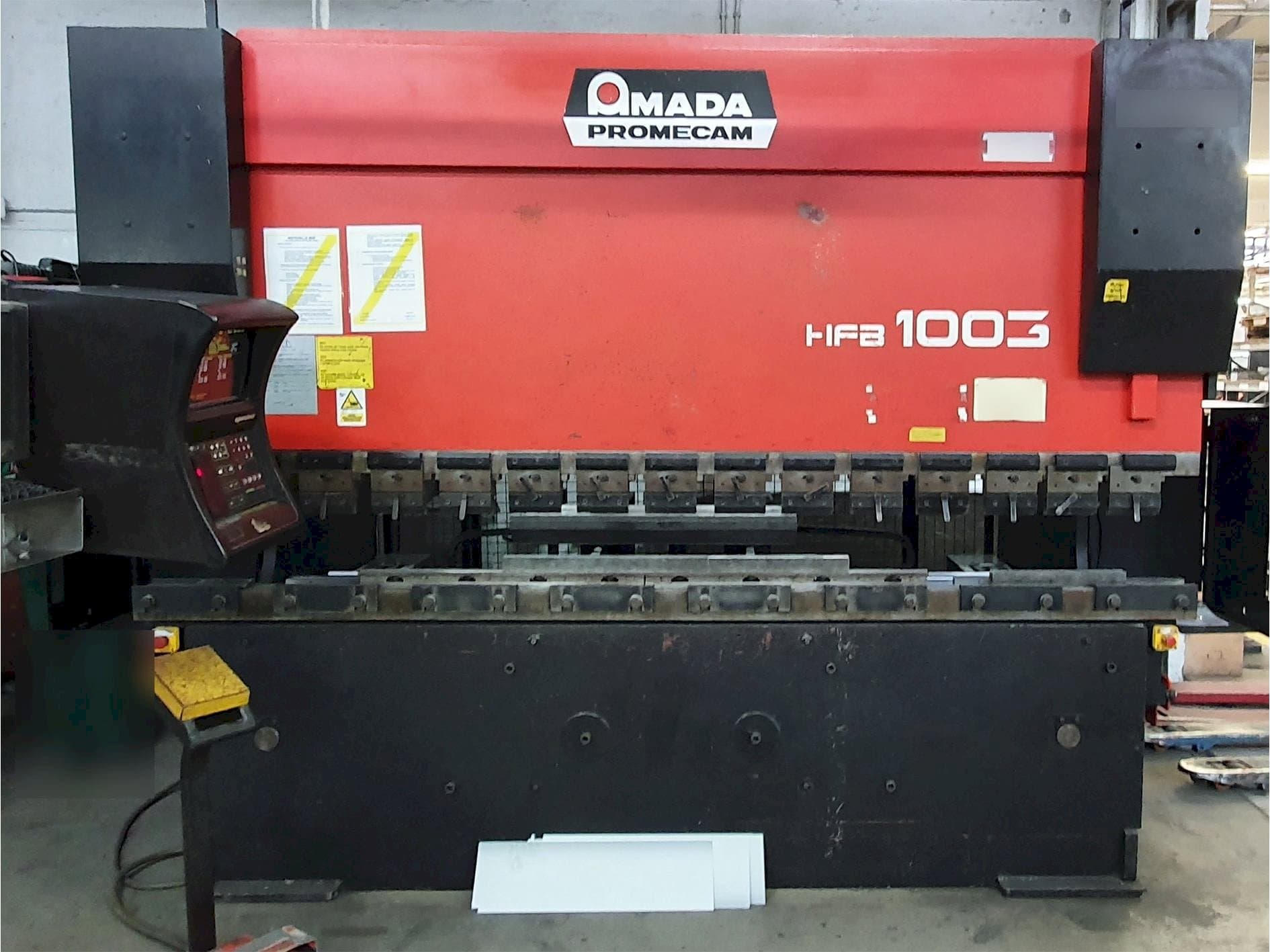 Makine  AMADA HFB 100.3 - Önden görünüm