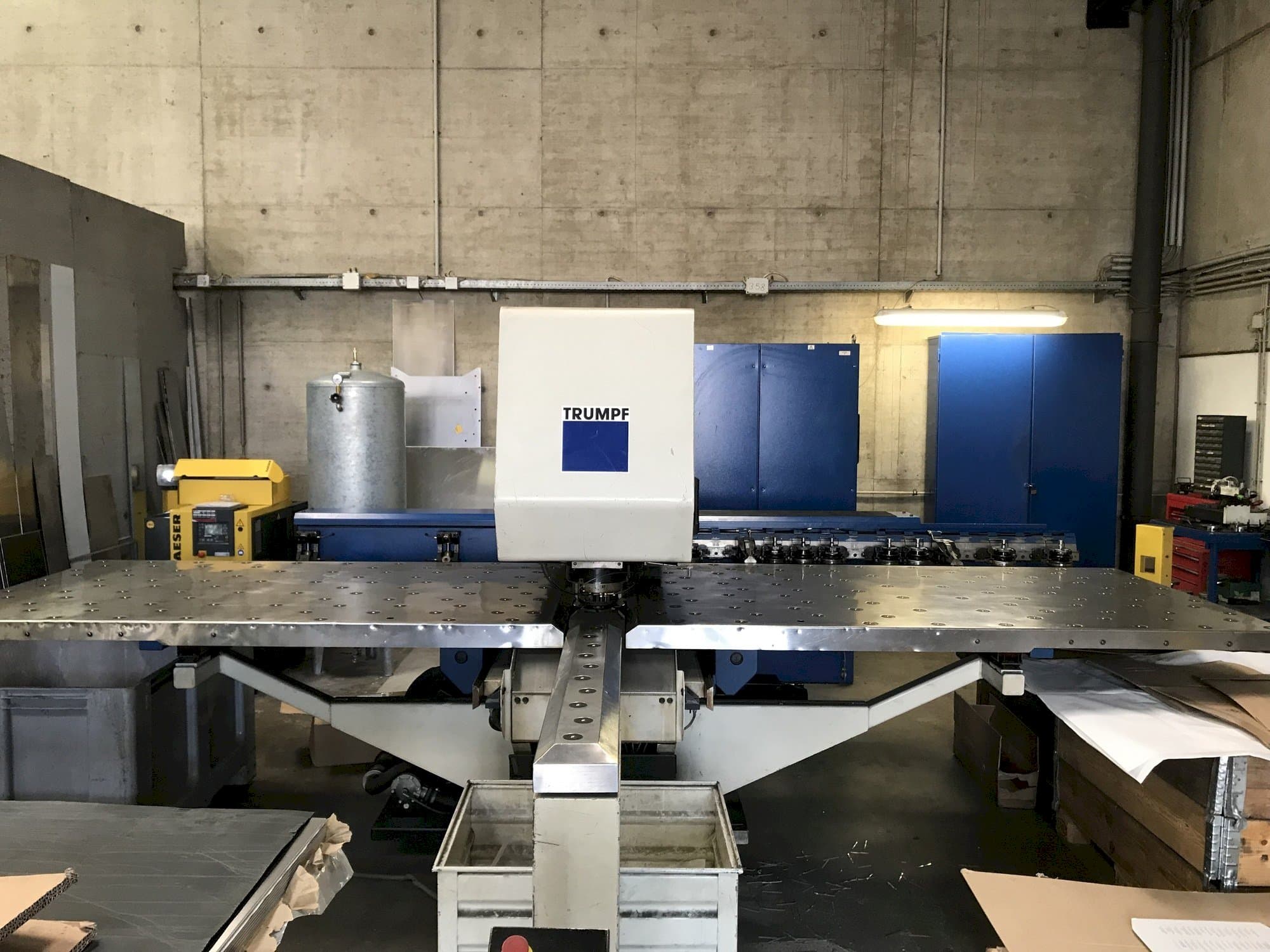Makine  Trumpf Trumatic 200R - Önden görünüm