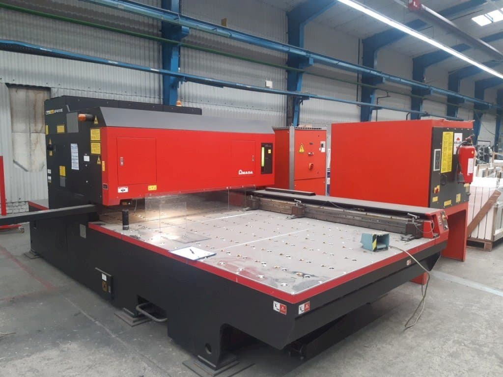 Makine AMADA LC 2415 Alpha III - Önden görünüm