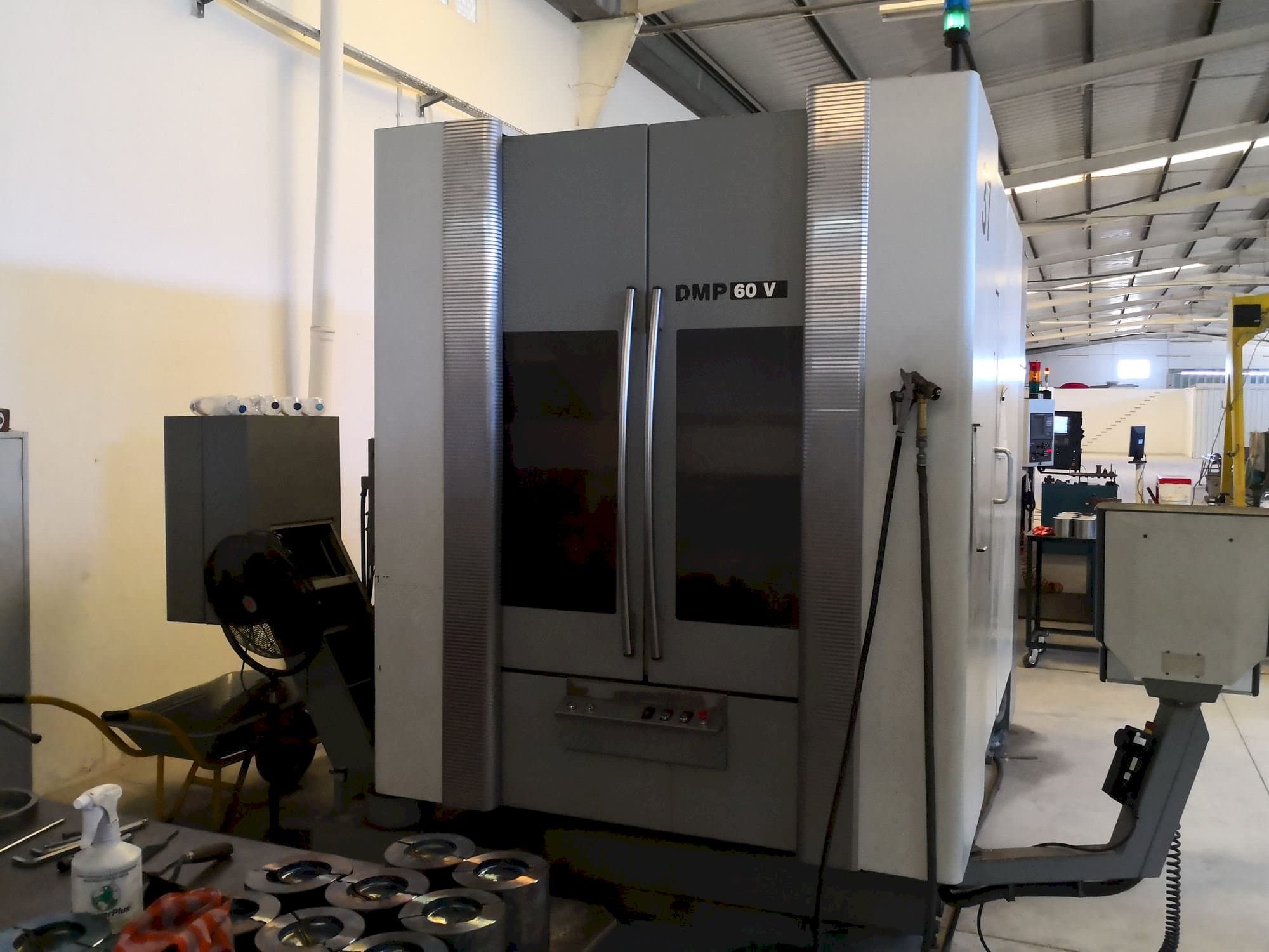 Makine DECKEL MAHO DMP 60V - Önden görünüm