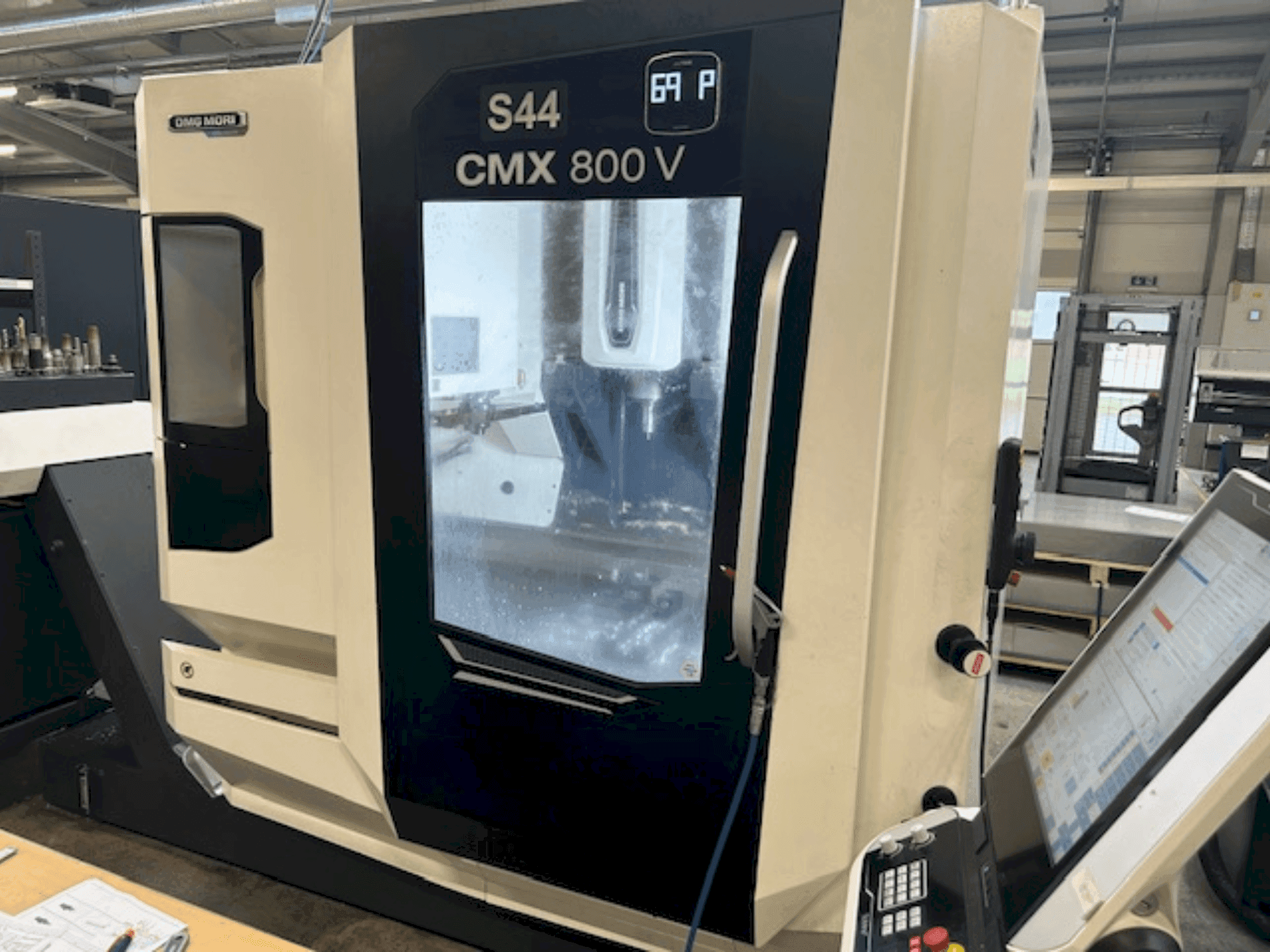 Makine DMG MORI CMX 800 V - Önden görünüm