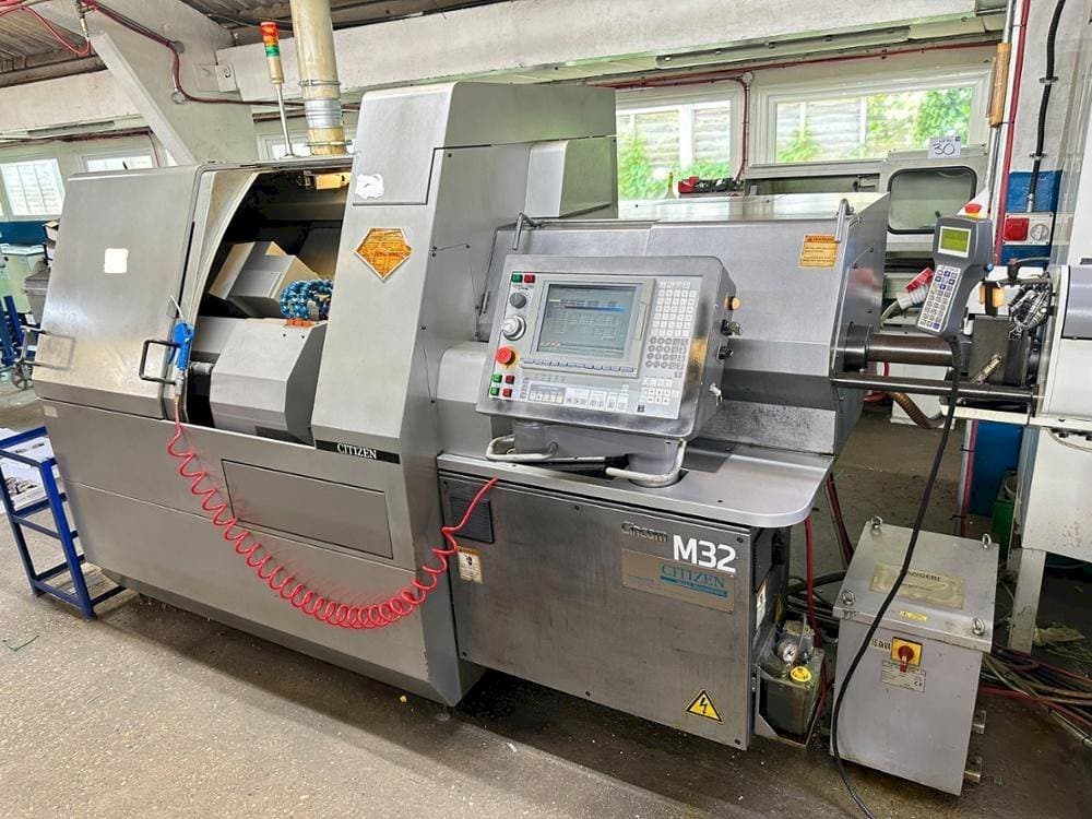 Makine Citizen M32V - Önden görünüm