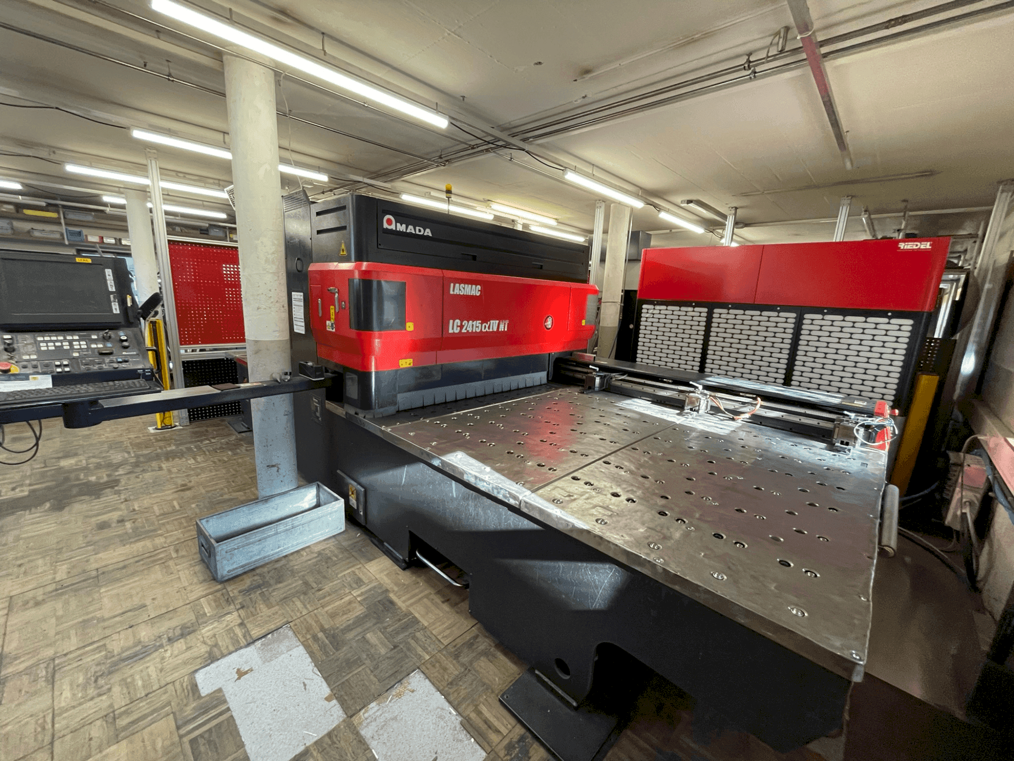 Makine AMADA LC 2415 α-IV NT - Önden görünüm