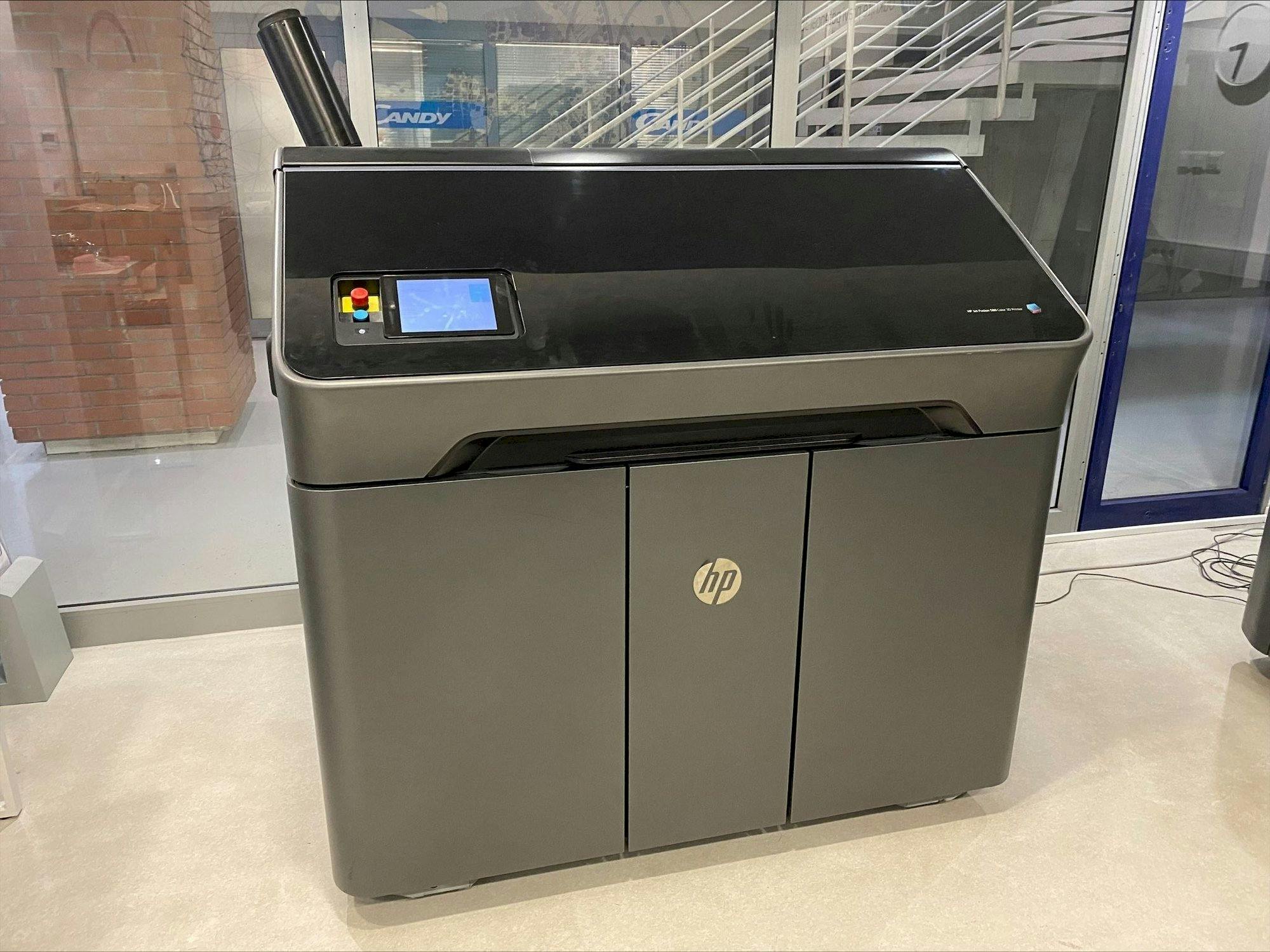 Makine  HP Jet Fusion 580 Color 3D printer M2K85A - Önden görünüm