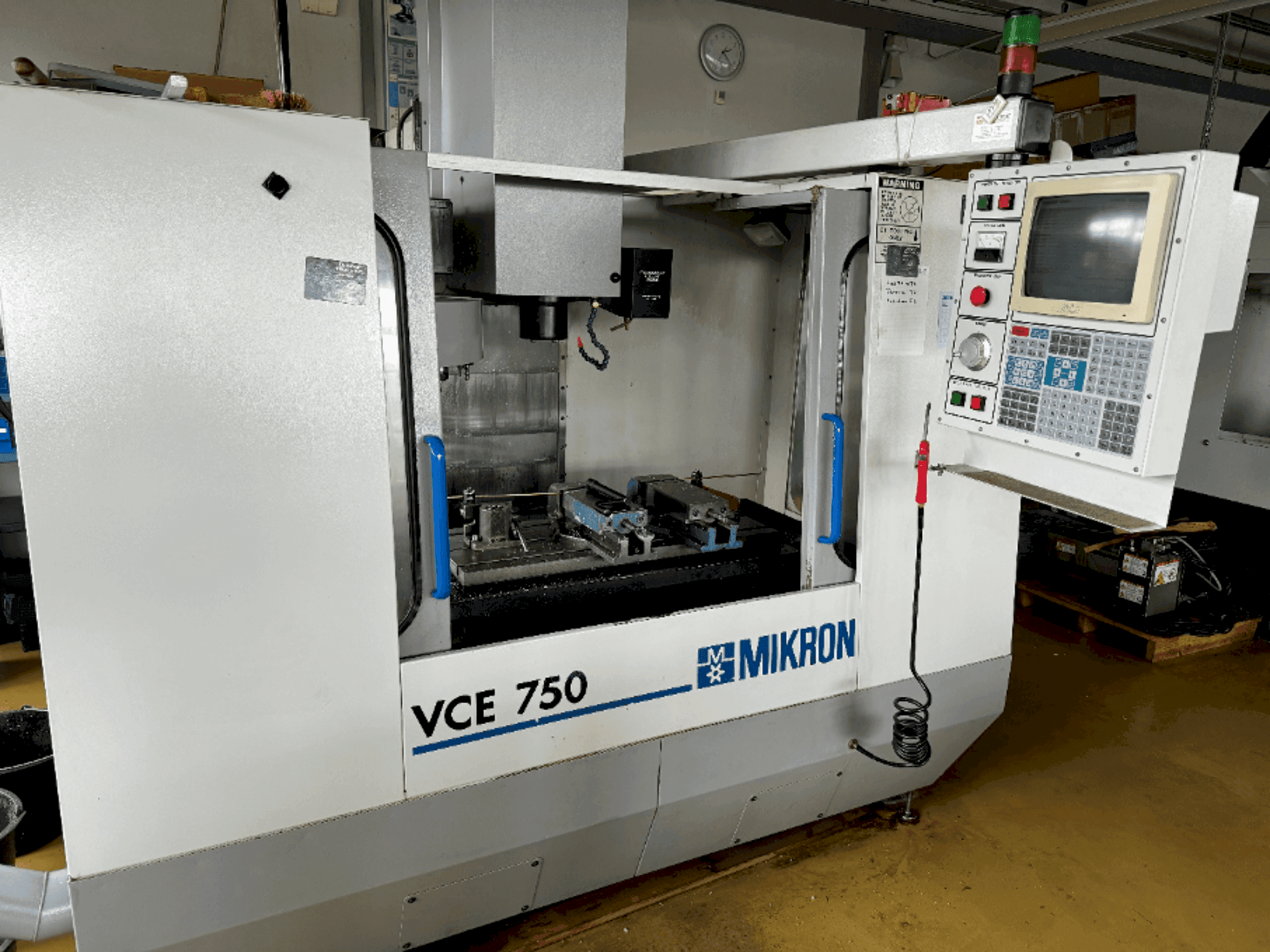 Makine MIKRON VCE 750 - Önden görünüm