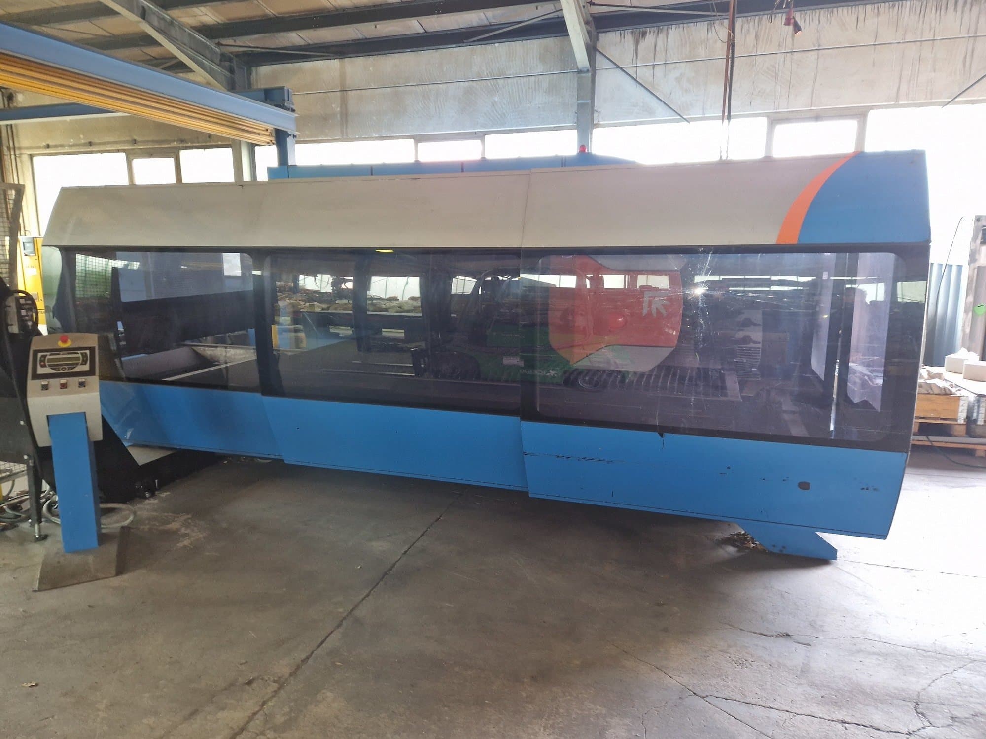 Makine Prima Power CP 4000 Zaphiro - Önden görünüm