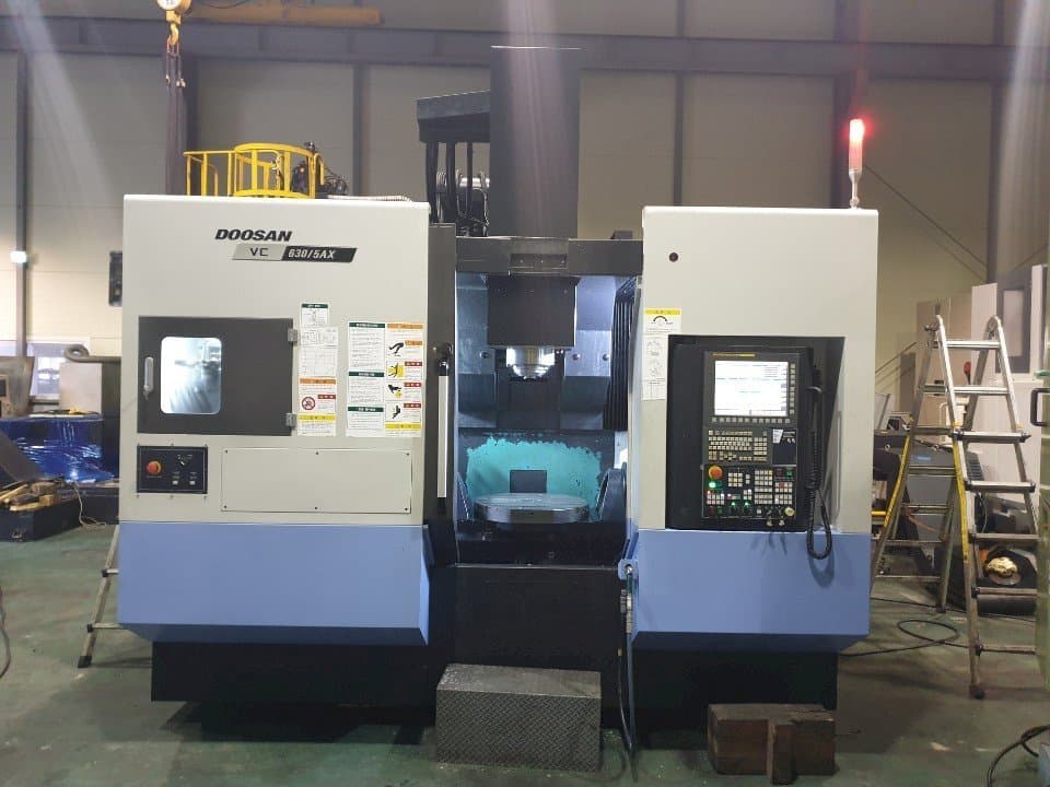 Makine  Doosan VC630/5AX - Önden görünüm