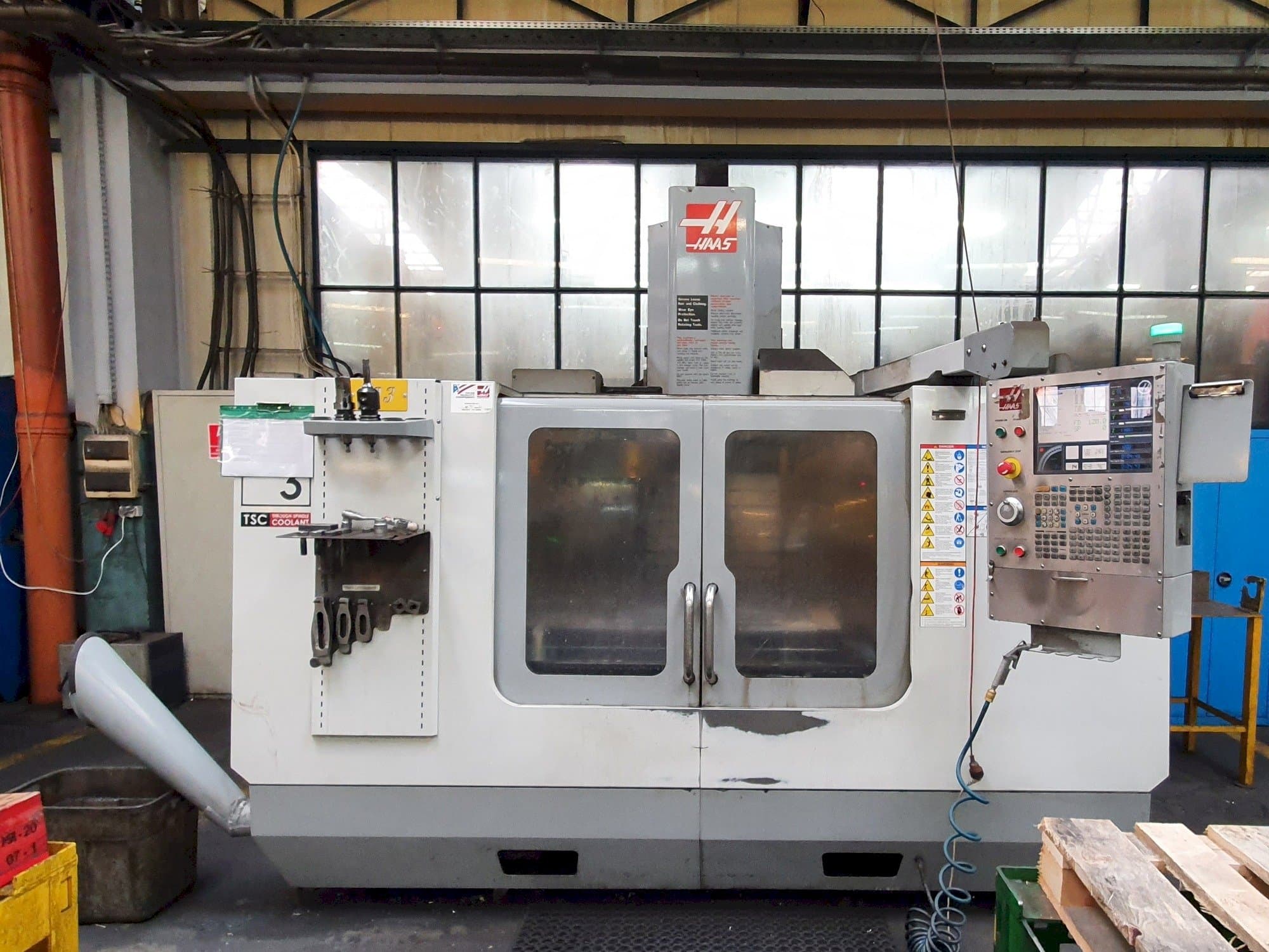 Makine  HAAS VF-3 BHE - Önden görünüm