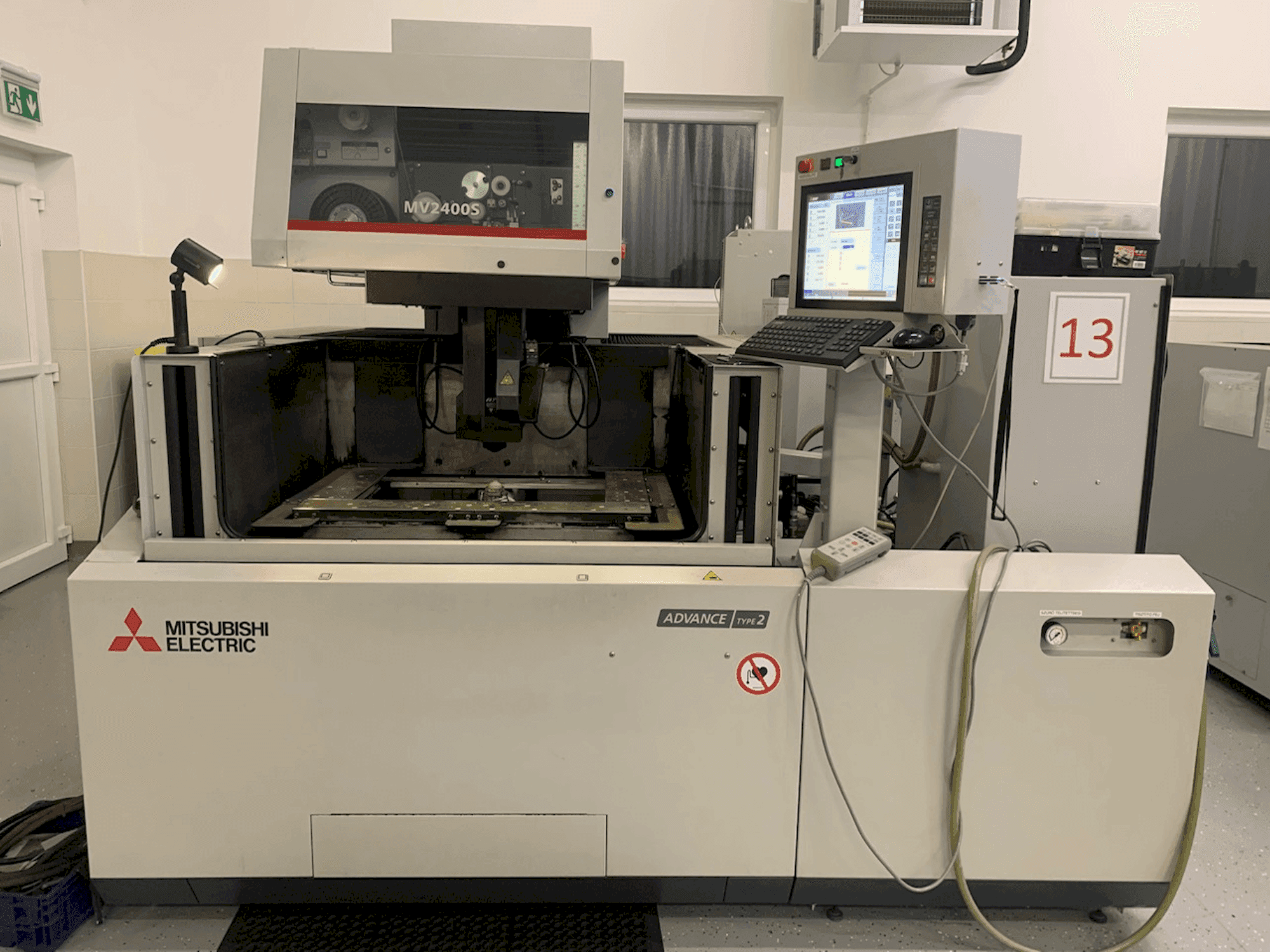 Makine Mitsubishi MV2400S - Önden görünüm