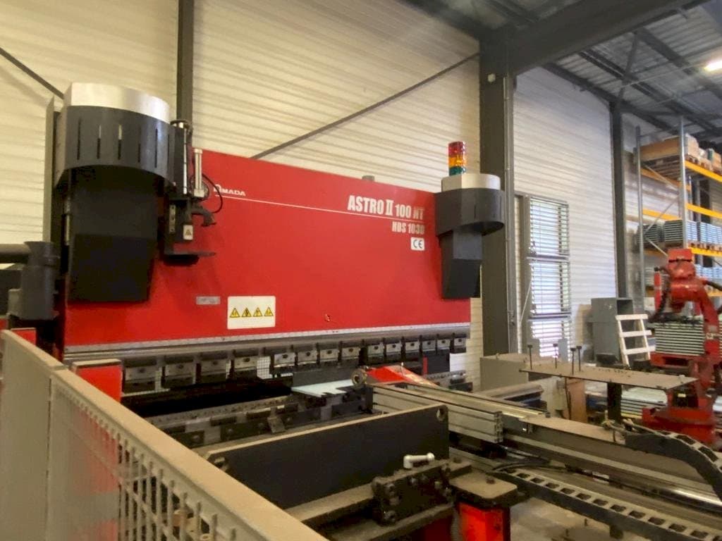 Makine AMADA ASTRO 100NT - Önden görünüm