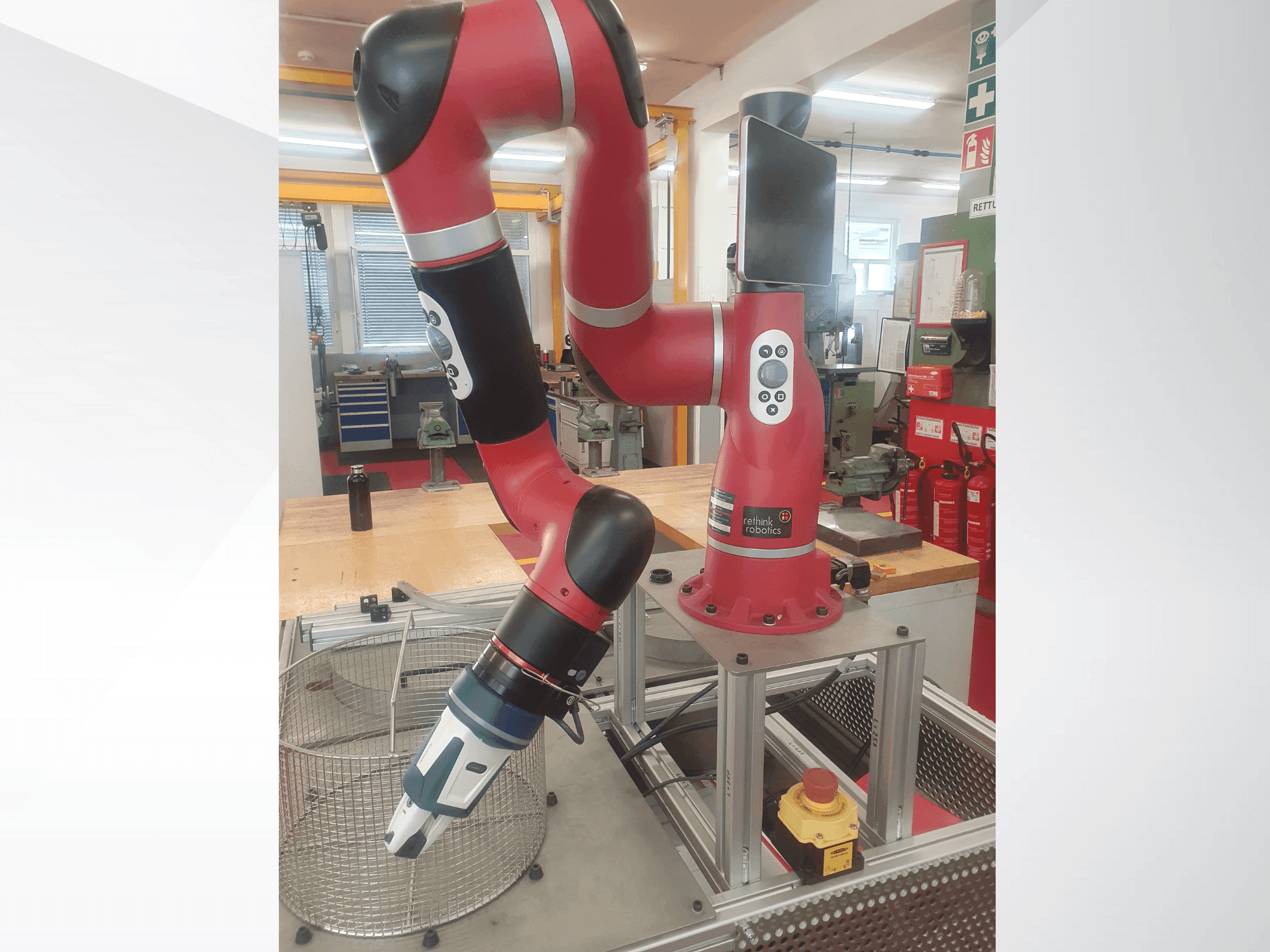 Makine  RETHINK Robotics Sawyer - Önden görünüm