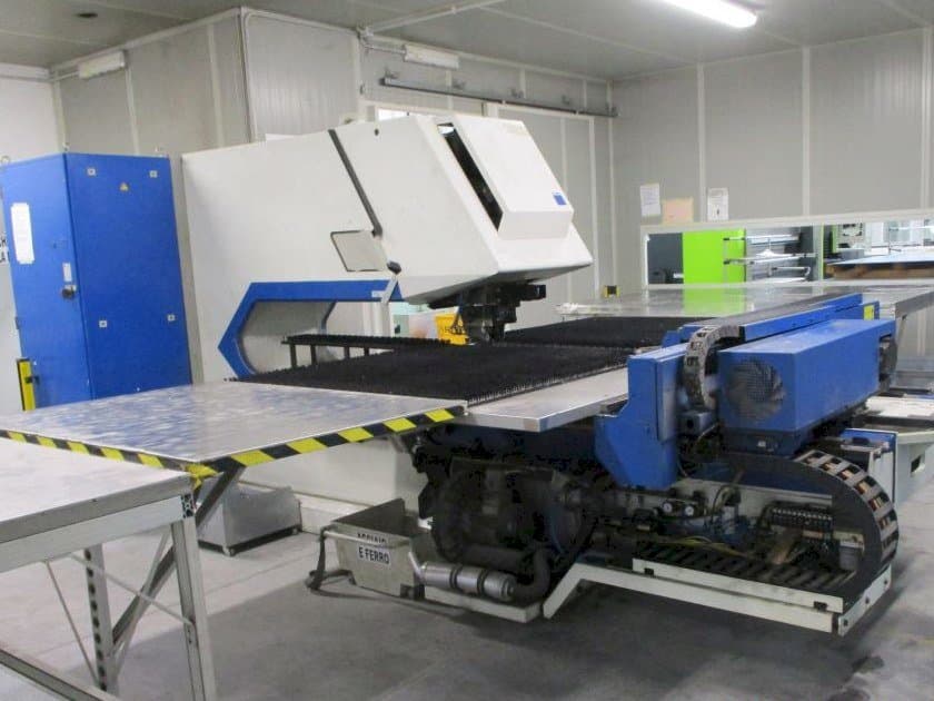 Makine Trumpf Trumatic 2000R - Önden görünüm