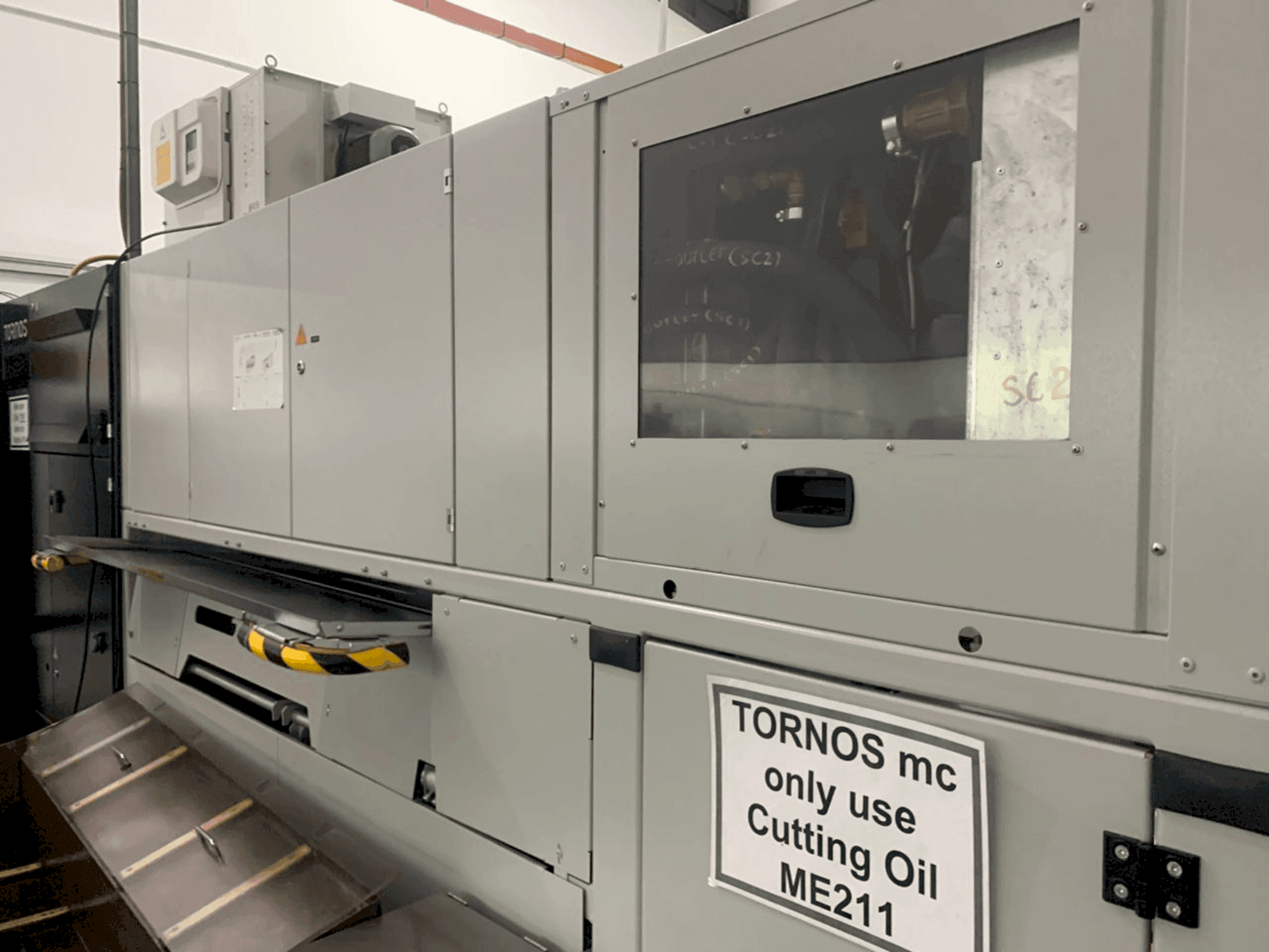 Makine  TORNOS MultiSwiss 6x16 - Önden görünüm
