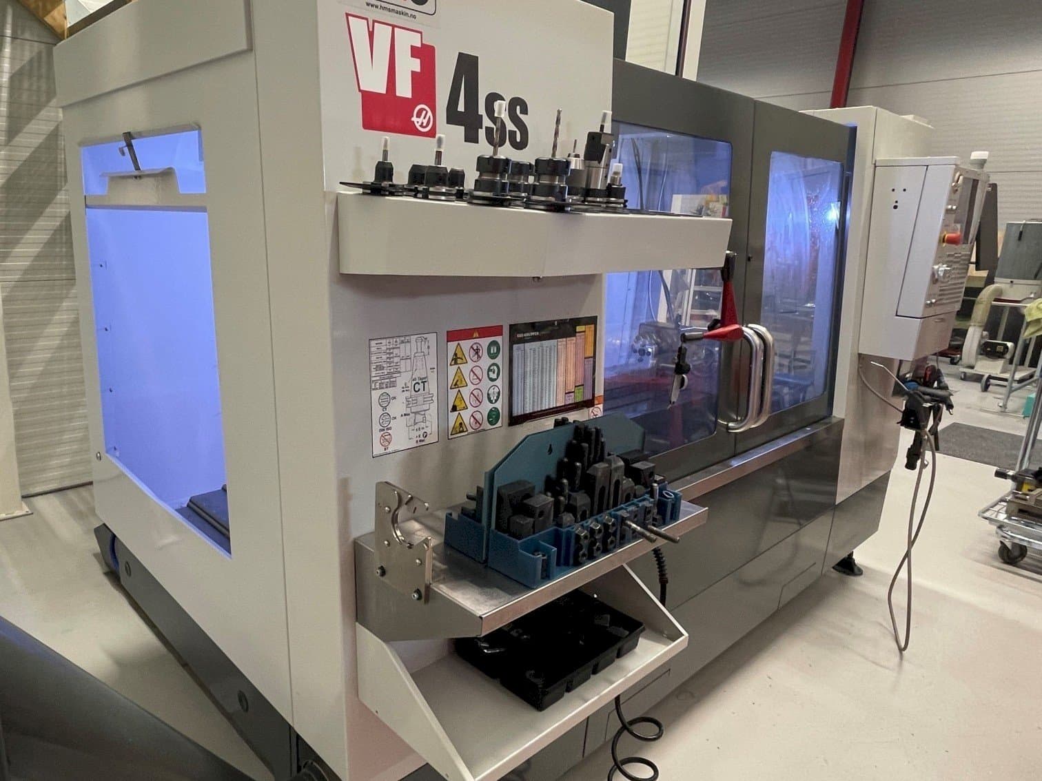 Makine HAAS VF 4SS - Önden görünüm