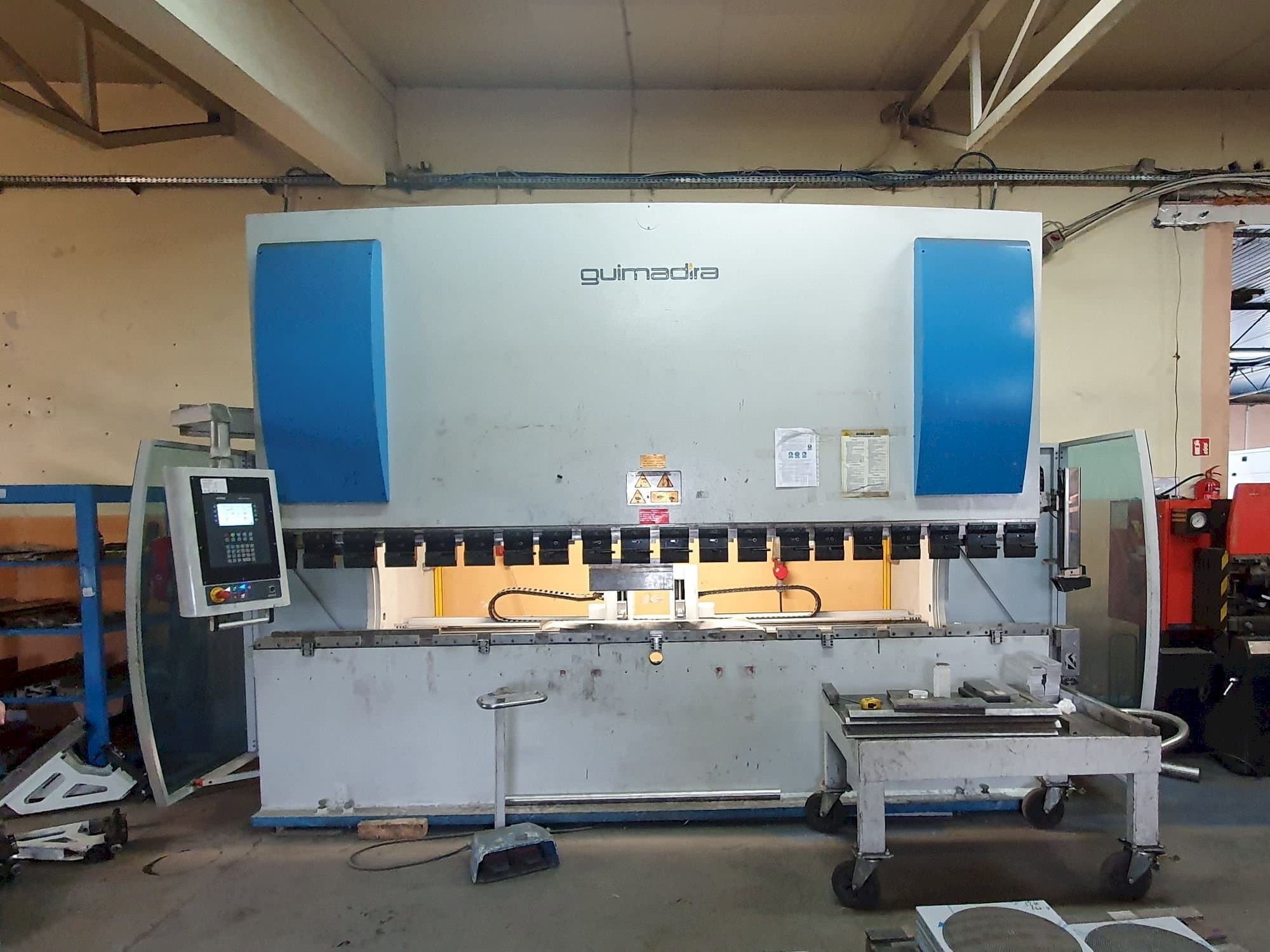 Makine ADIRA PMO-16040PLS - Önden görünüm