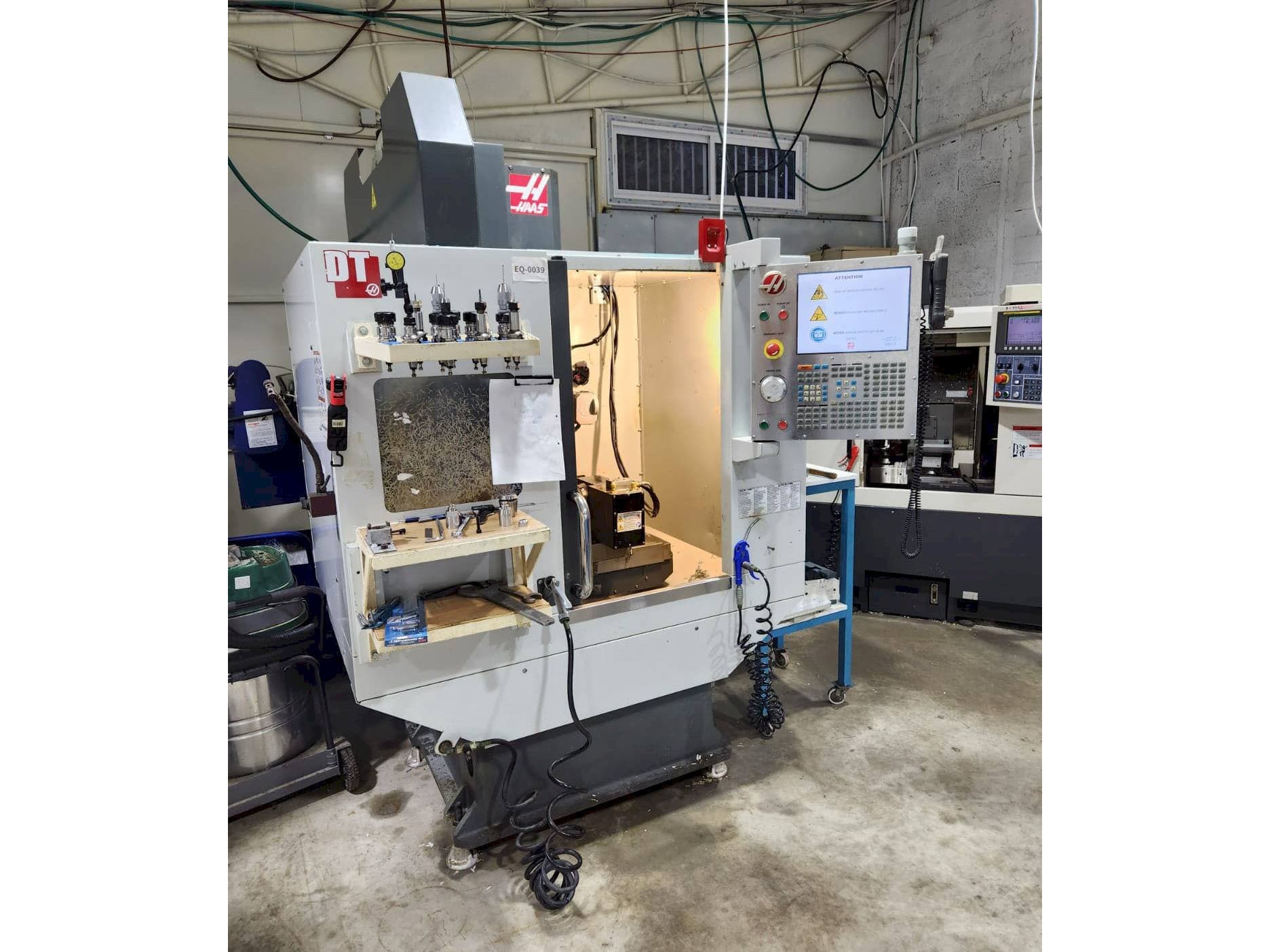 Makine HAAS DT-1 - Önden görünüm