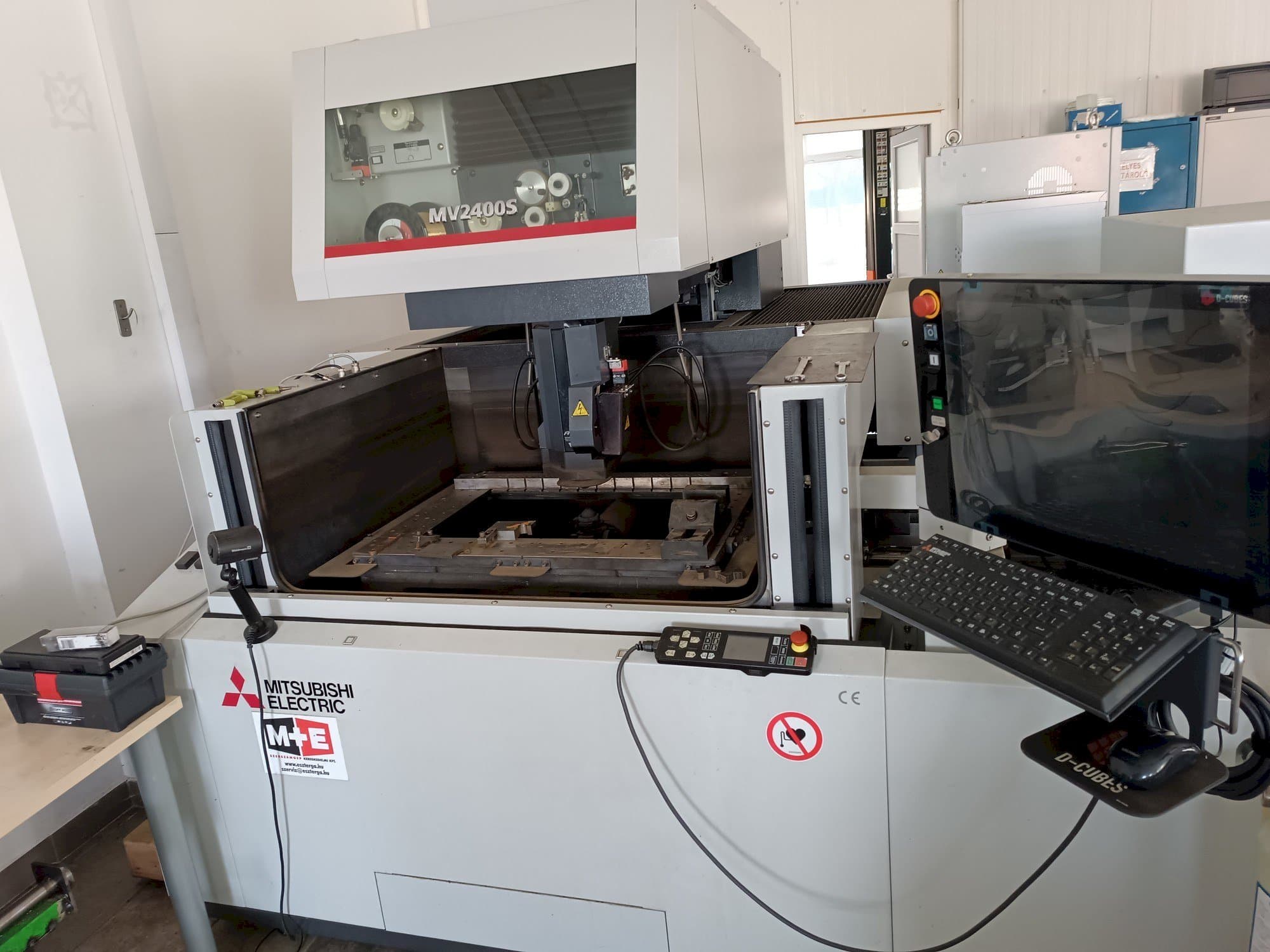 Makine Mitsubishi MV2400S - Önden görünüm