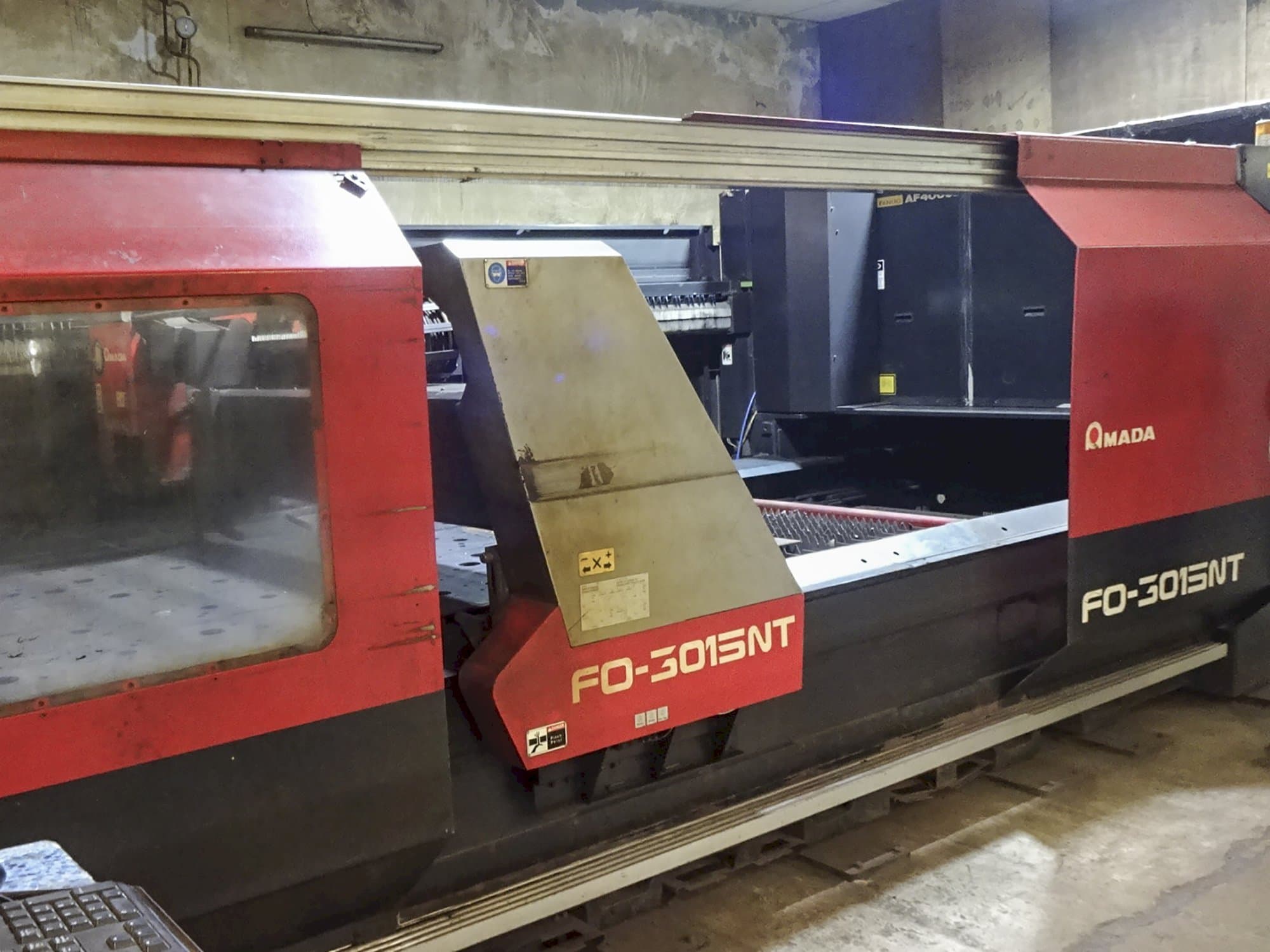 Makine AMADA - Sol görünüm F03015NT