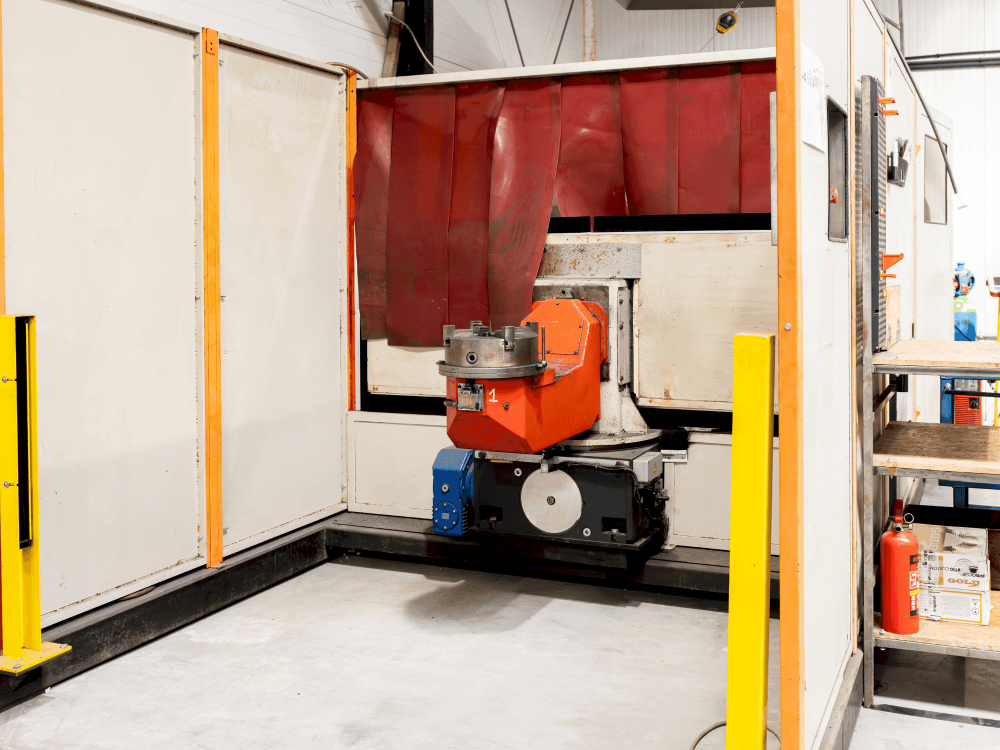 Makine  IGM MA30 with KUKA robot - Önden görünüm