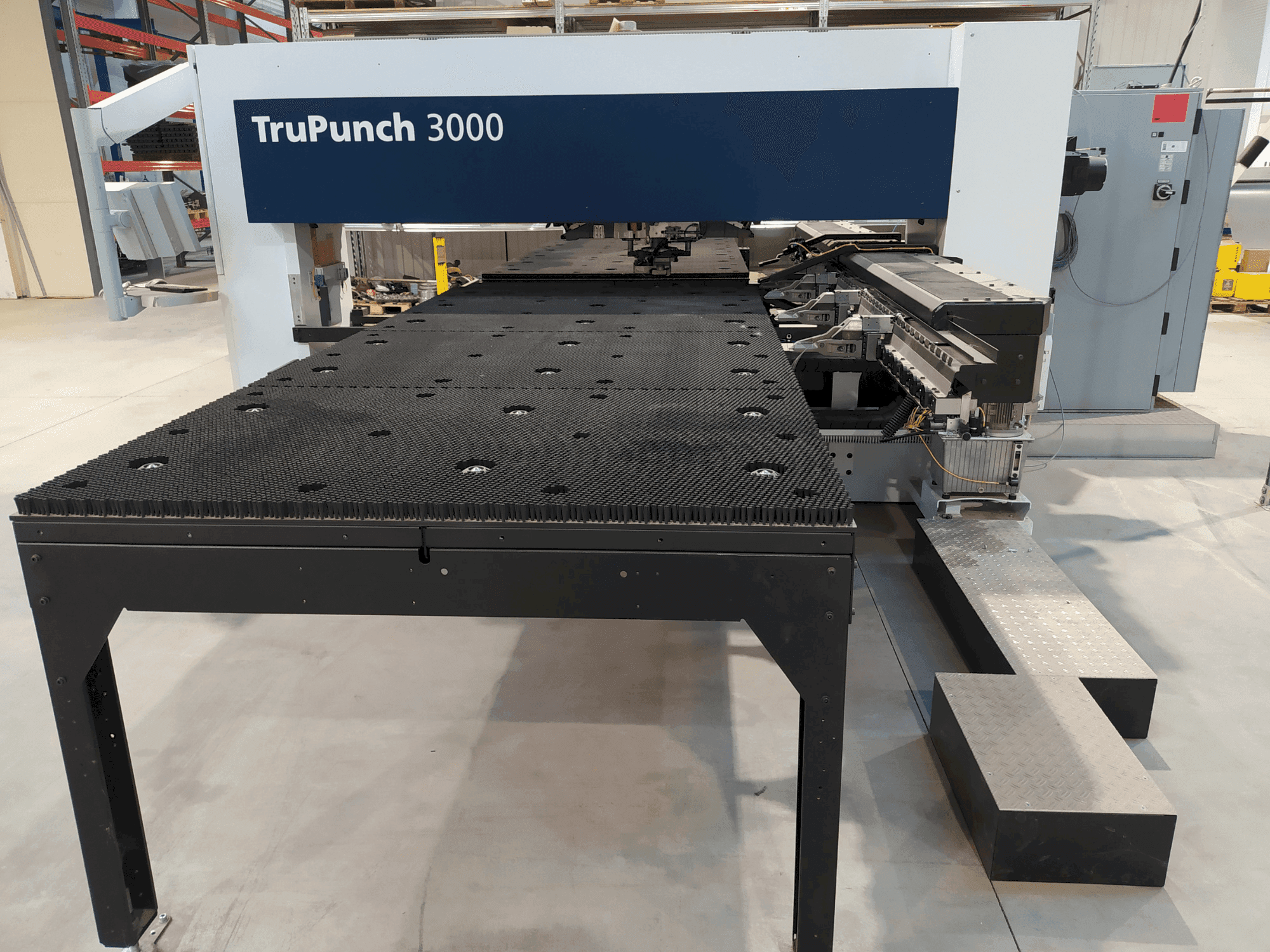 Makine  TRUMPF TruPunch 3000 - Önden görünüm