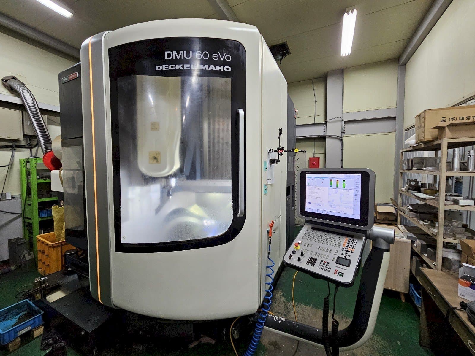 Makine DMG MORI DMU 60 EVO - Önden görünüm