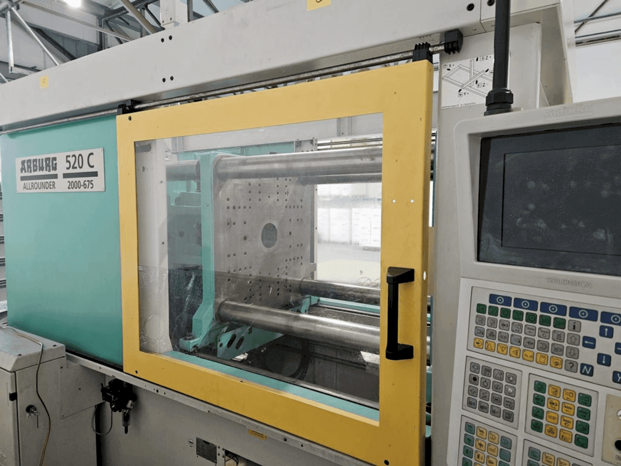 Makine Arburg Allrounder 520 C 2000-675 - Önden görünüm