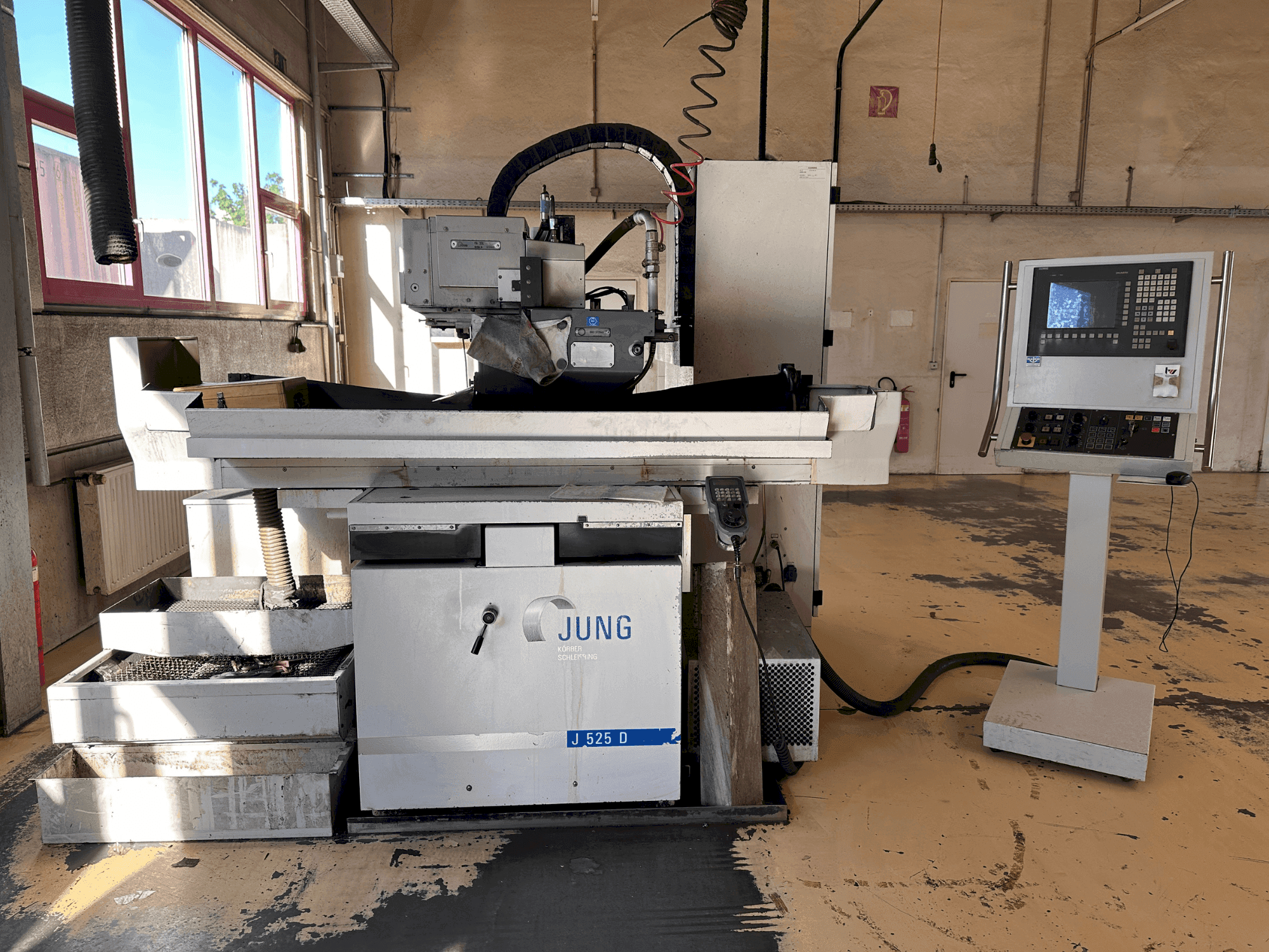 Makine  JUNG J 525-D - Önden görünüm