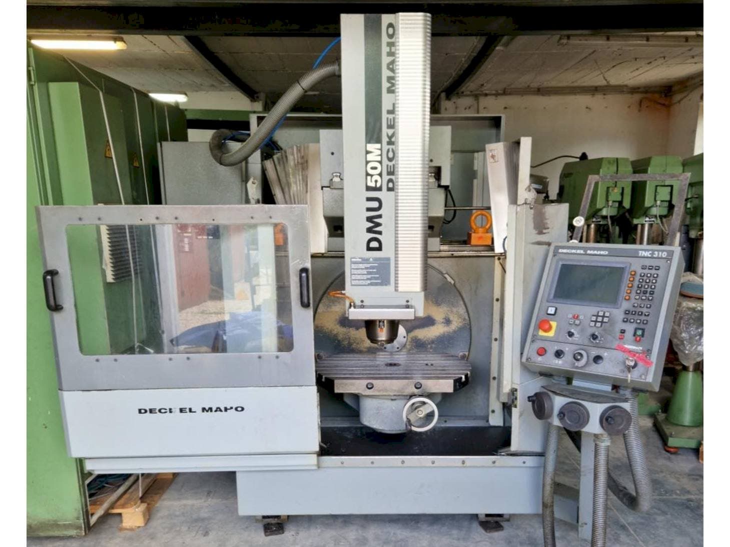 Makine DECKEL MAHO DMU 50M - Önden görünüm