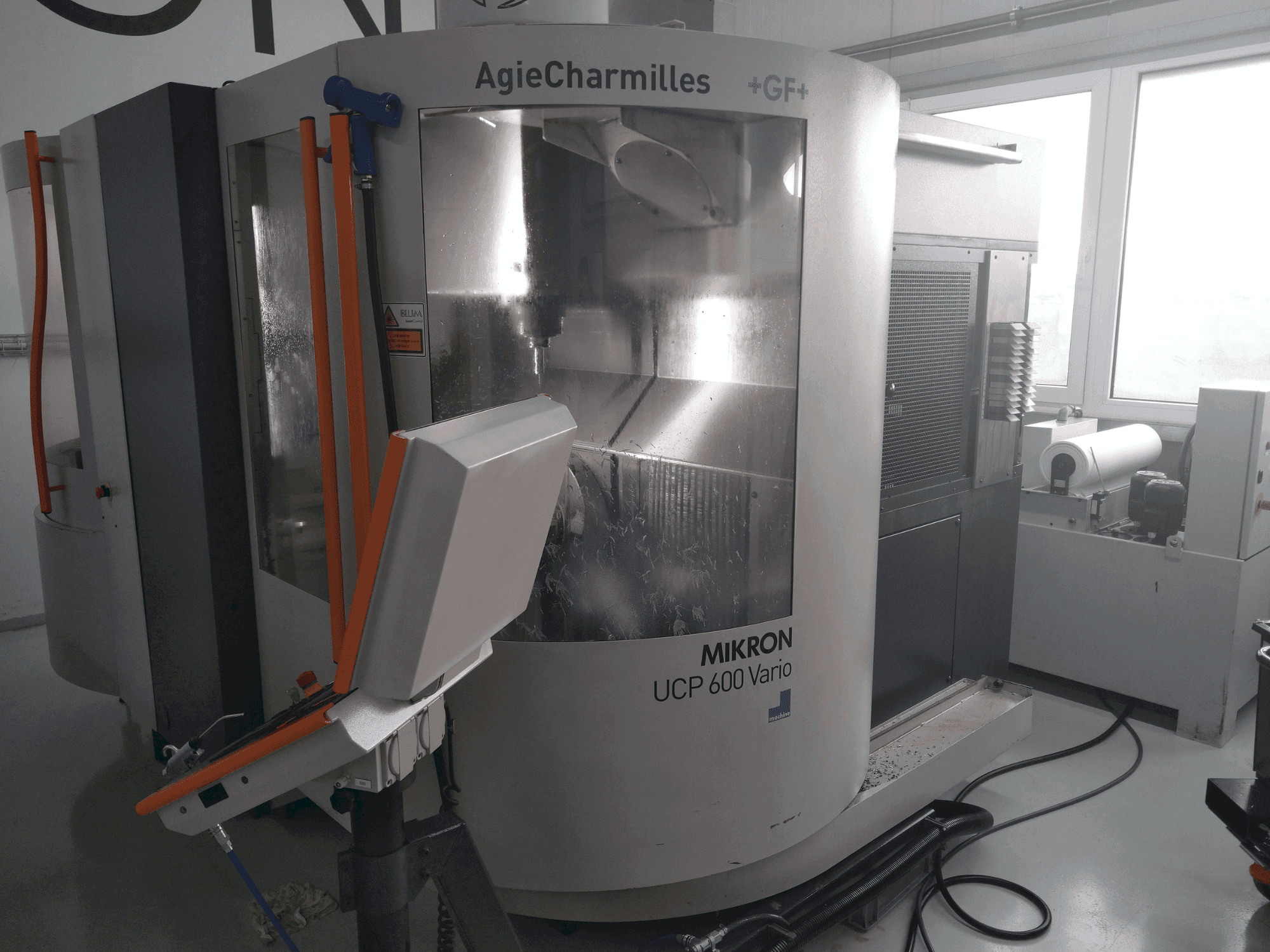 Makine MIKRON UCP 600 Vario - Önden görünüm