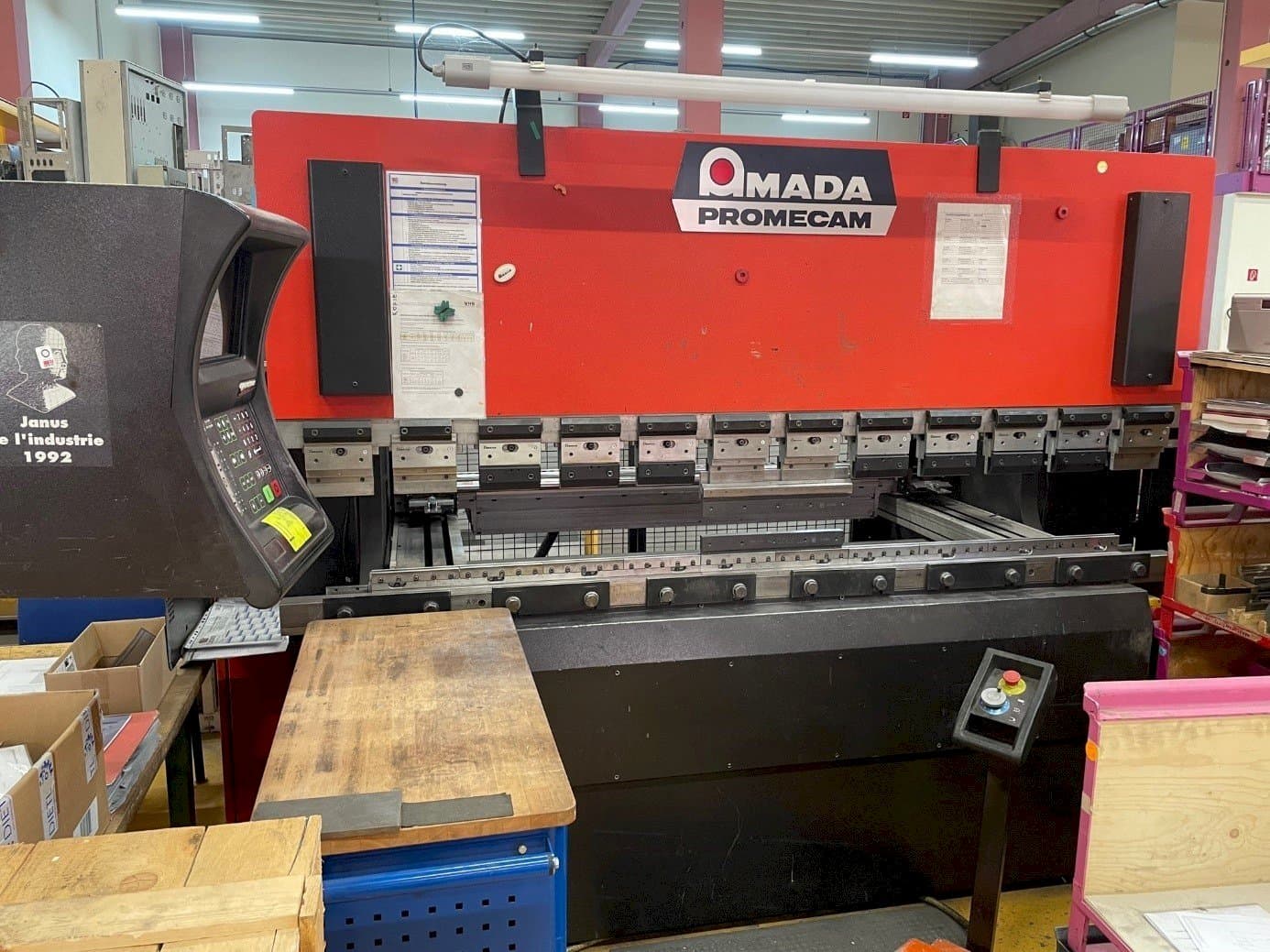 Makine AMADA APX 80-25 - Önden görünüm
