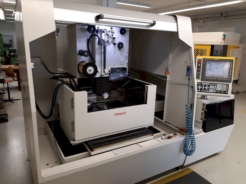 Makine FANUC Robocut Alpha-1iD - Önden görünüm