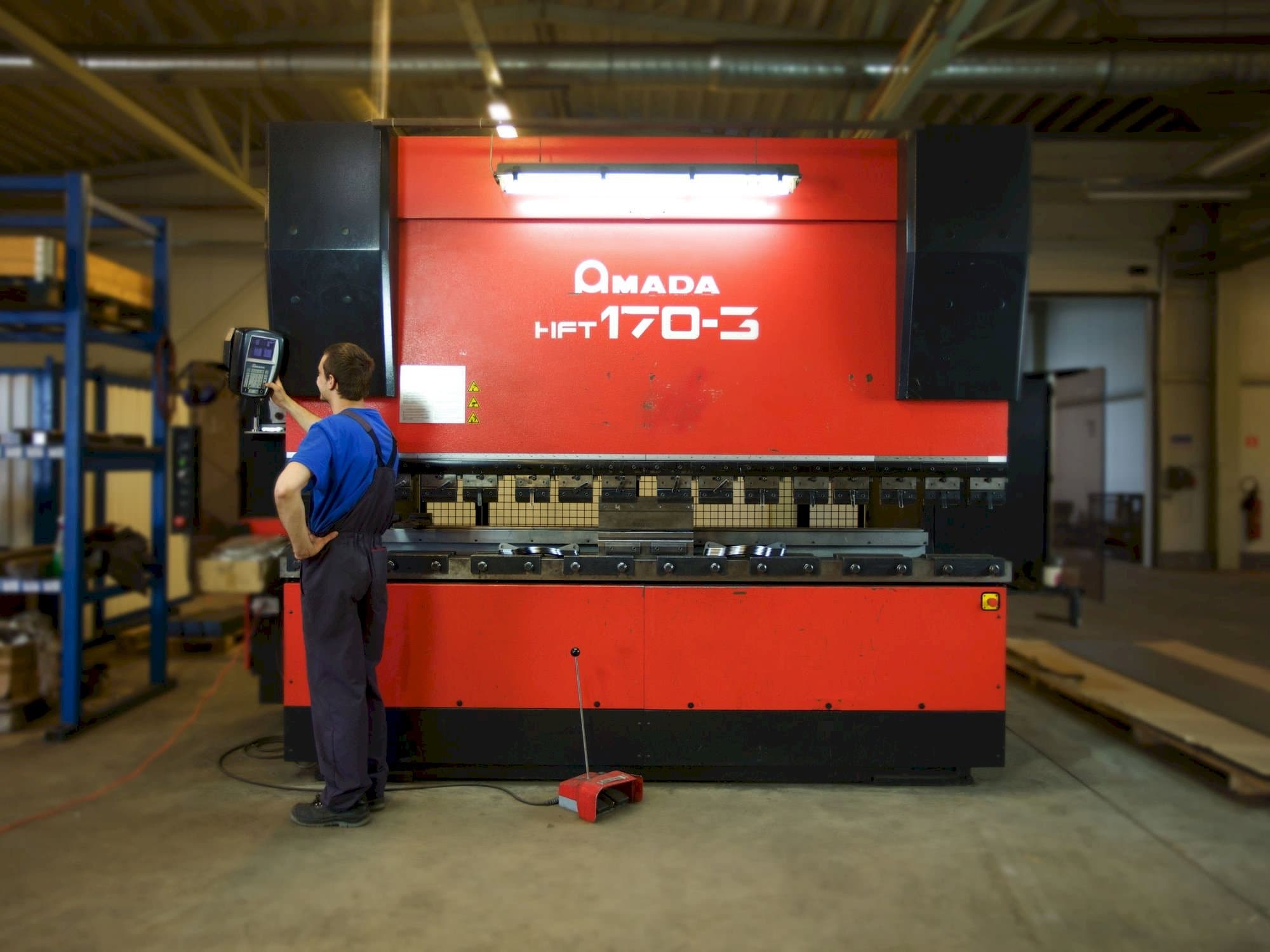 Makine AMADA HFT 170-3 - Önden görünüm