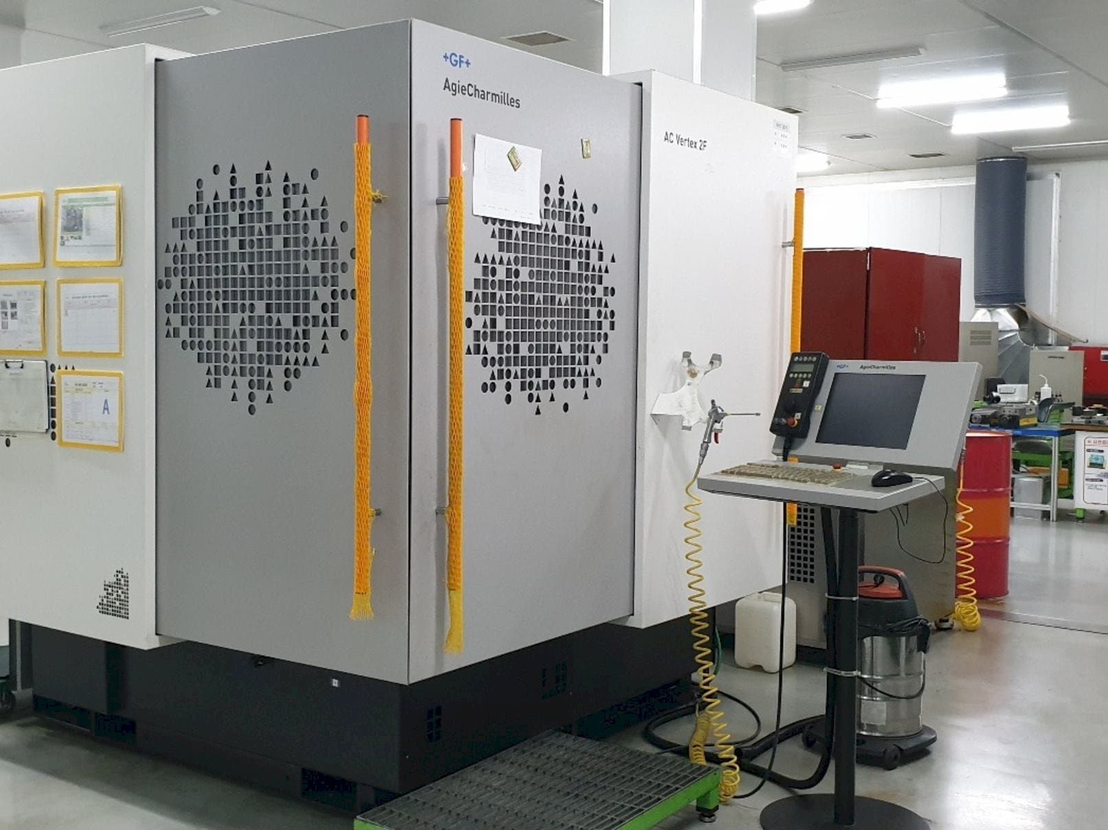 Makine AgieCharmilles AC VERTEX 2F - Önden görünüm