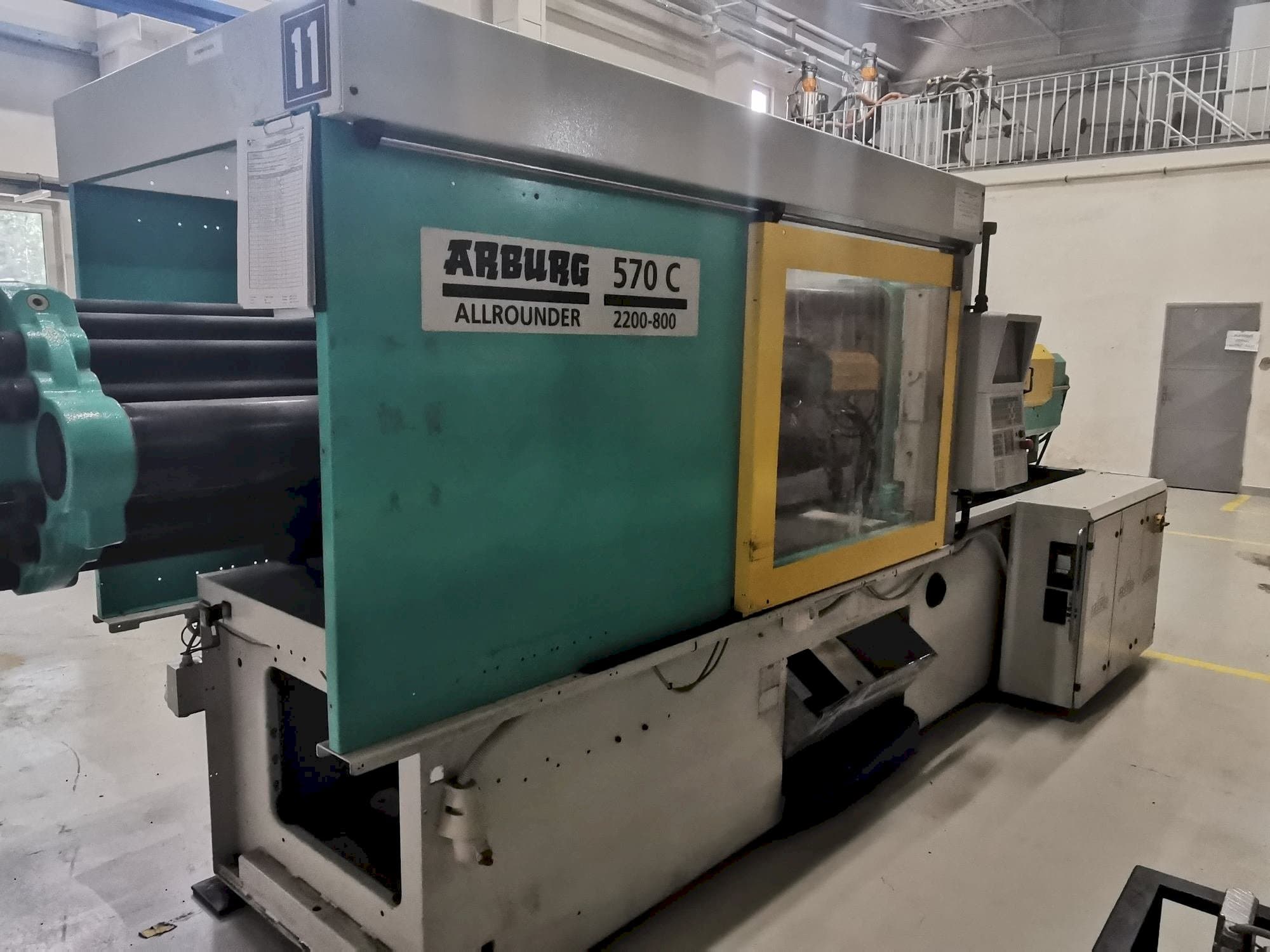 Makine  Arburg 570C 2200 - 800 - Önden görünüm