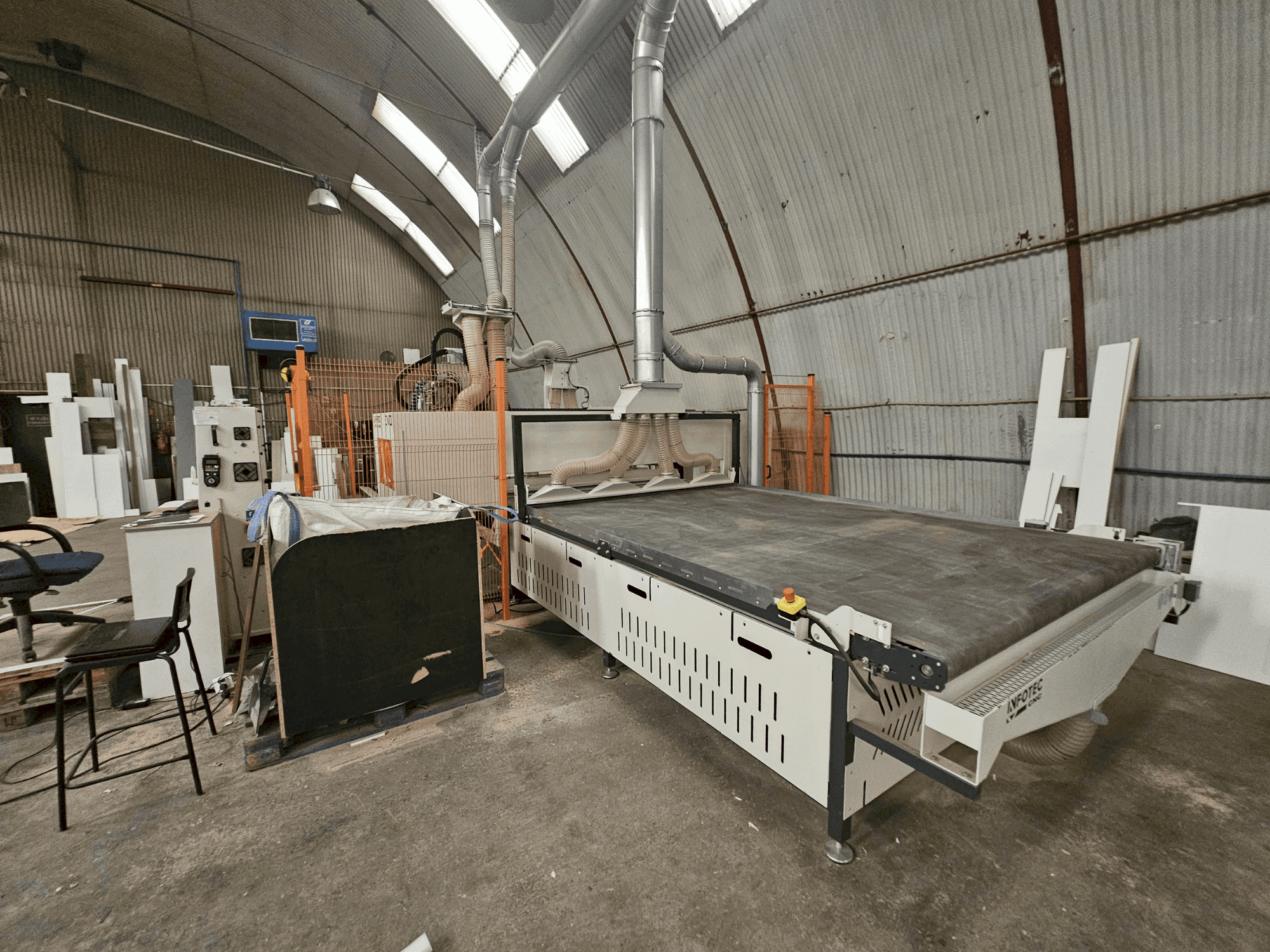 Makine  INFOTEC 3121 PRO EVO - Önden görünüm