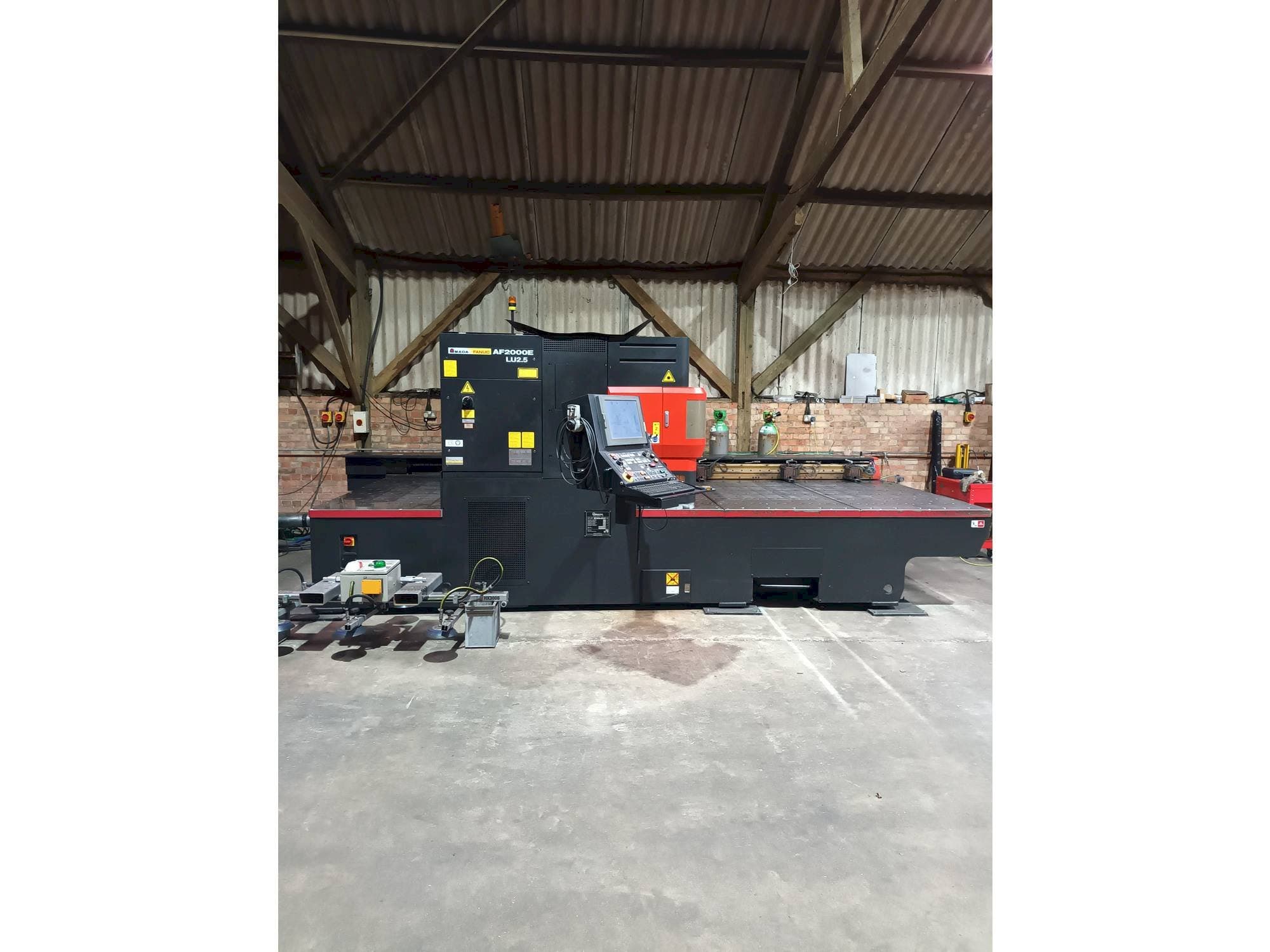 Makine AMADA LC 2415 alpha 4 NT - Önden görünüm