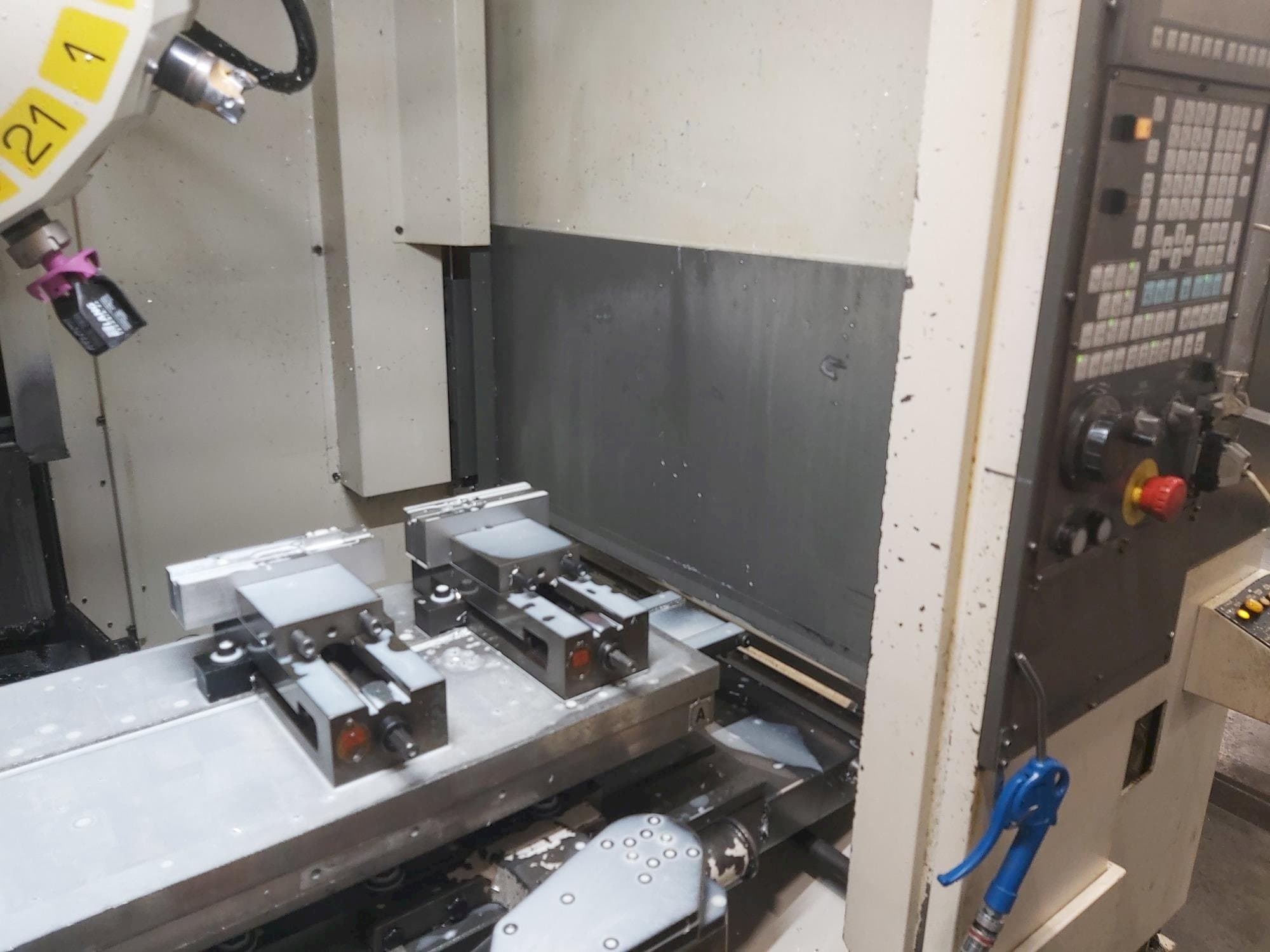 Makine FANUC Robodrill Alpha T21iE - Önden görünüm