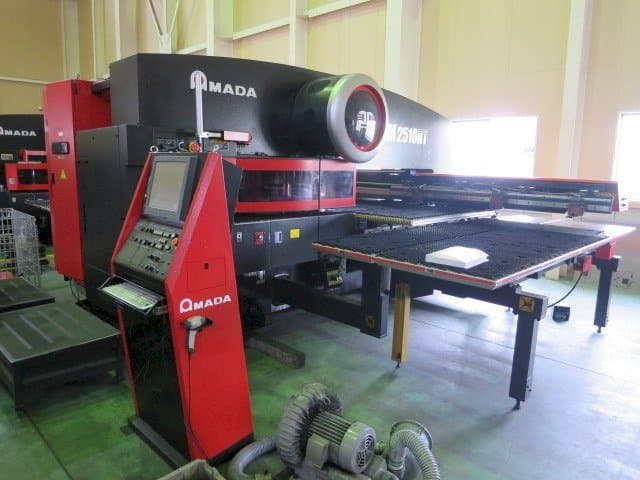 Makine AMADA EM 2510NT - Önden görünüm