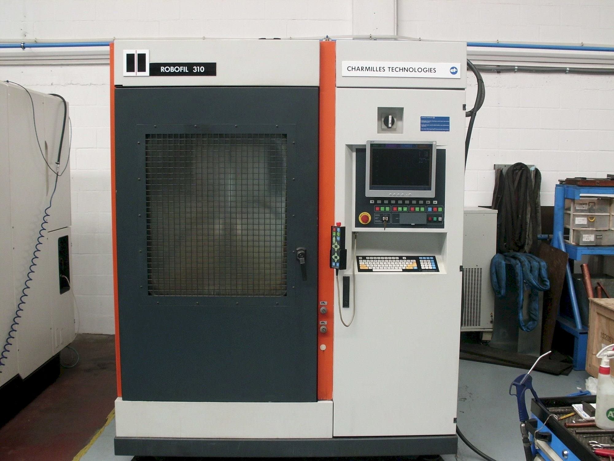 Makine  CHARMILLES Robofil 310 - Önden görünüm