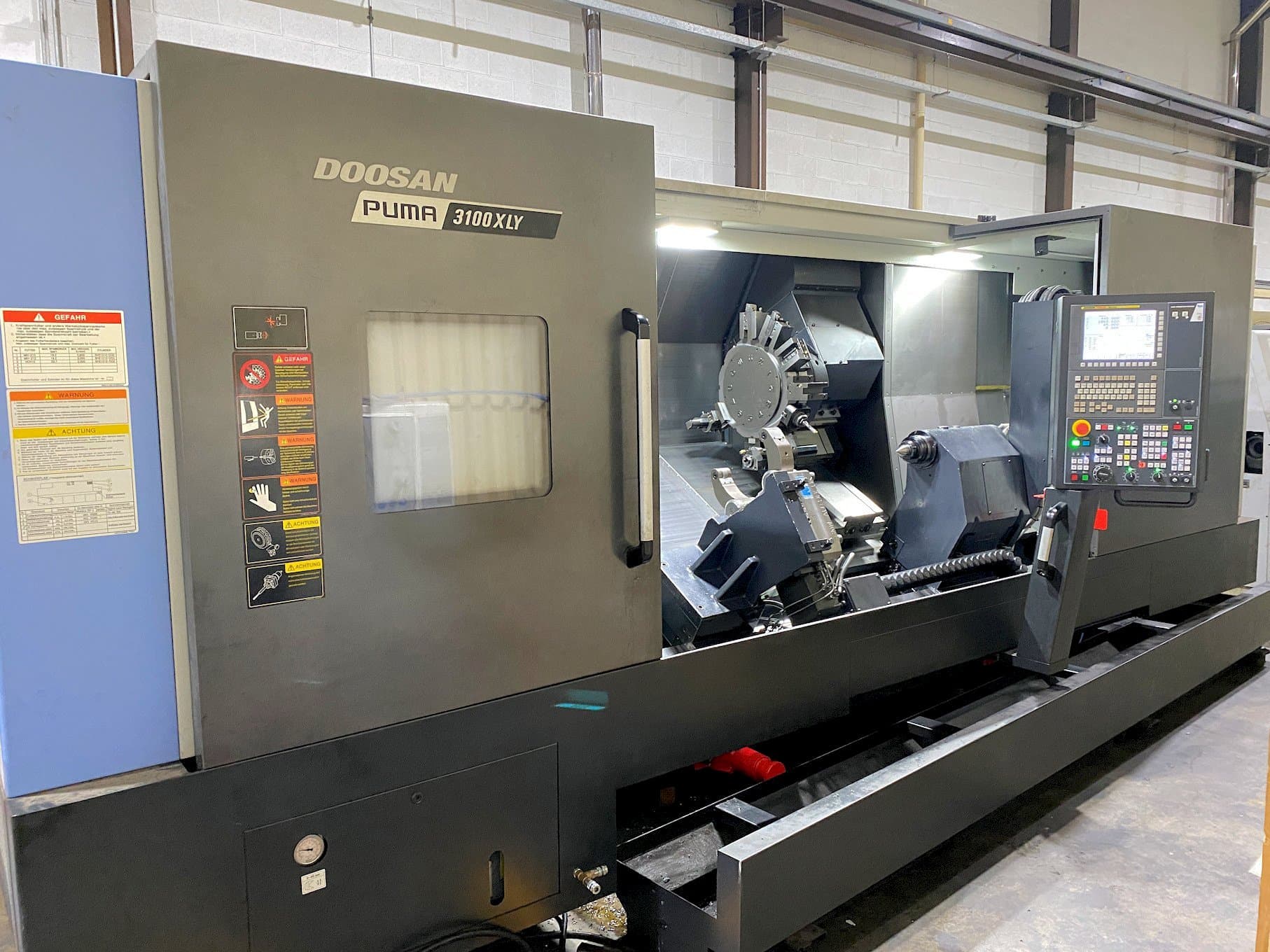 Makine  Doosan Puma 3100XLY - Önden görünüm