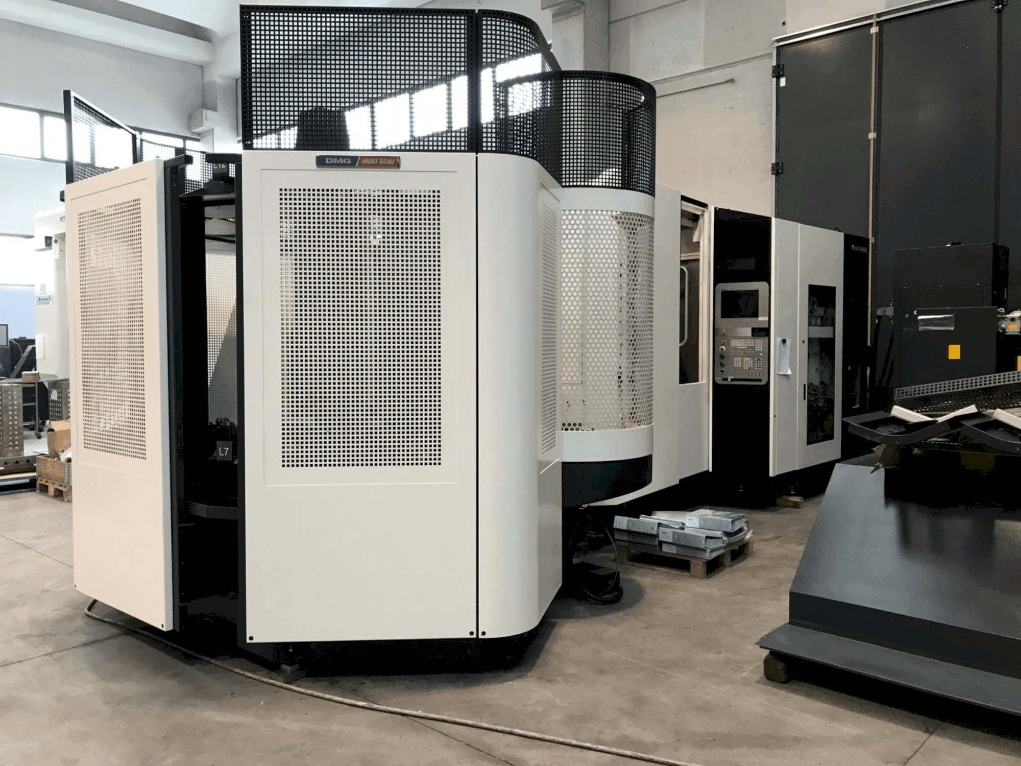 Makine  DMG DECKEL MAHO DMC 60H Linear - Önden görünüm