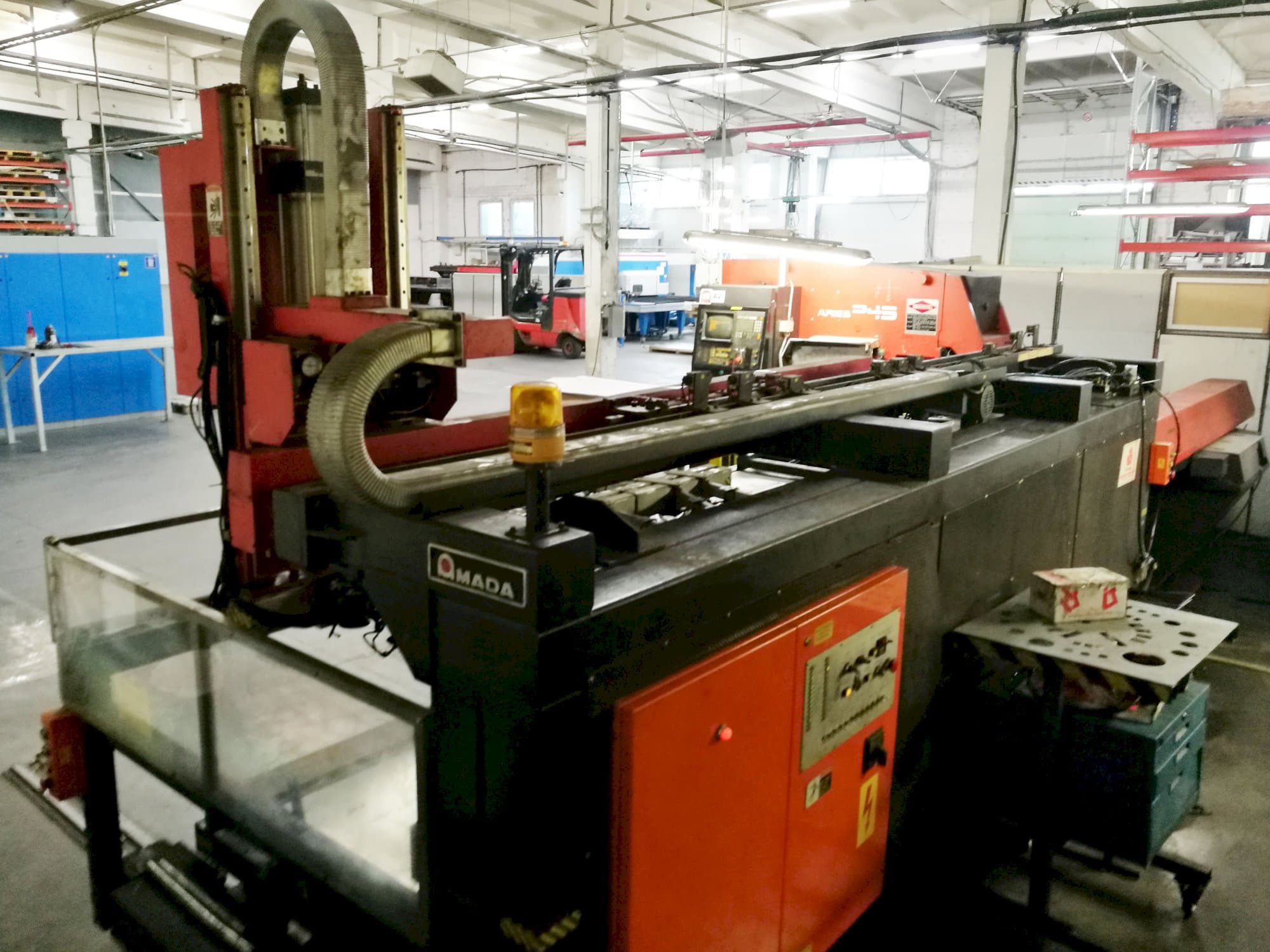 Makine AMADA - Sol taraftaki görüntü ARIES 245