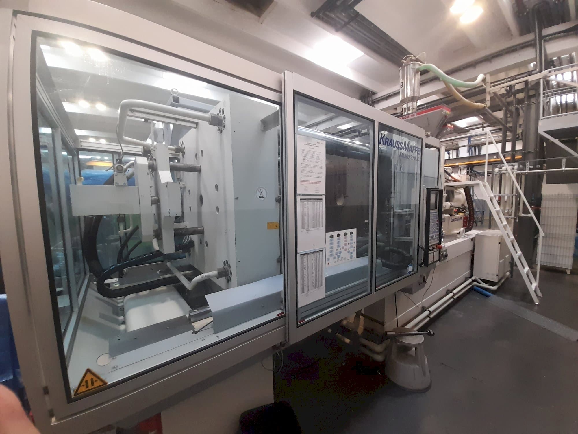 Makine Krauss Maffei 380-2700 C3 - Sol taraftaki görüntü