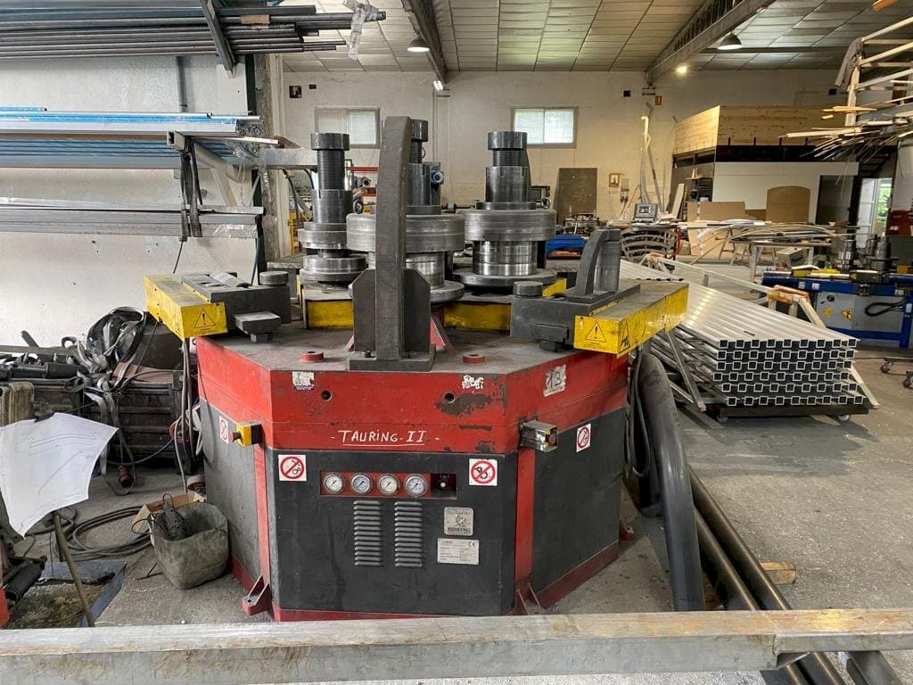 Makine Tauring Alfa 200 - Önden görünüm