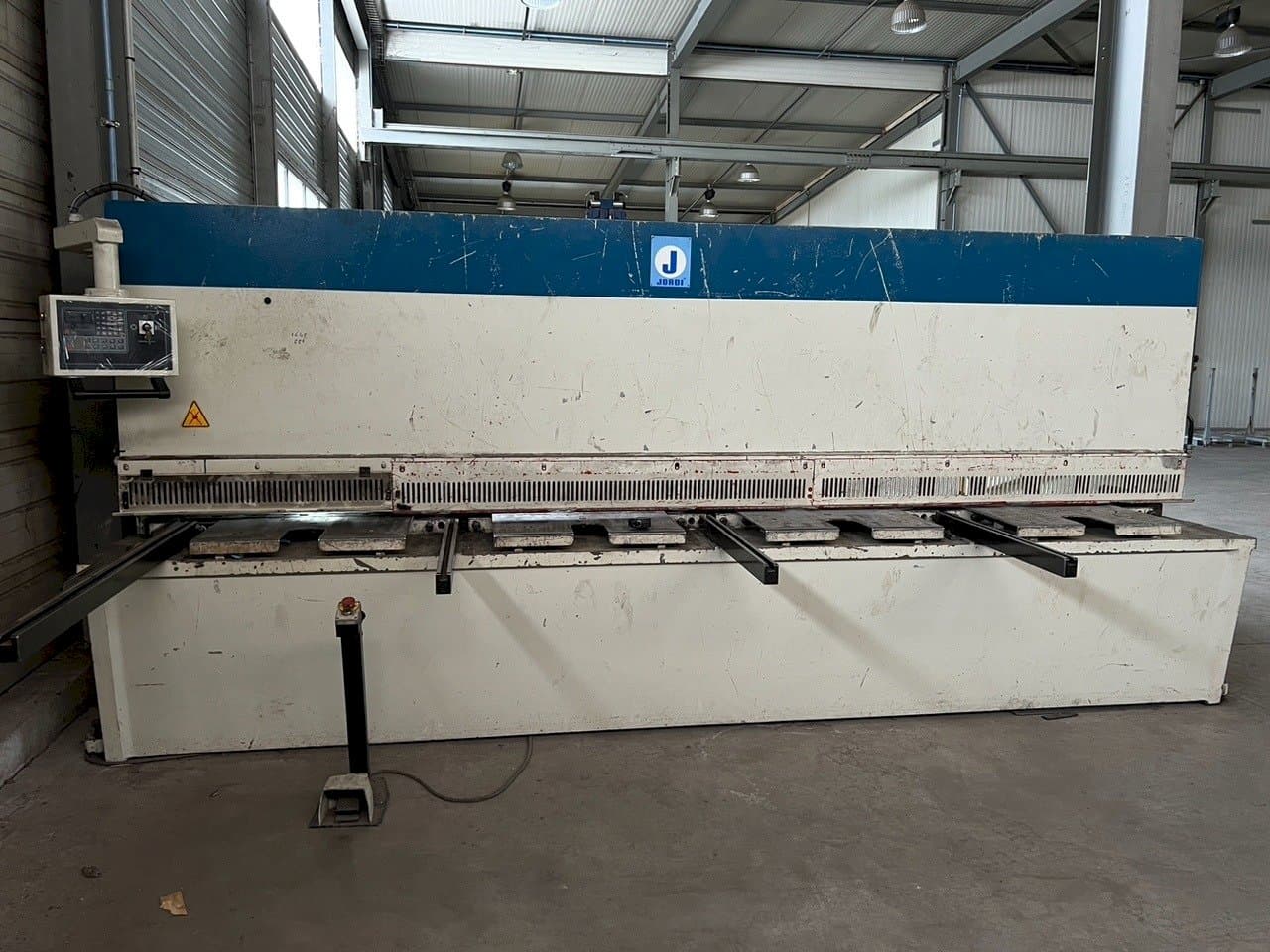 Makine JORDI CH 413 - Önden görünüm