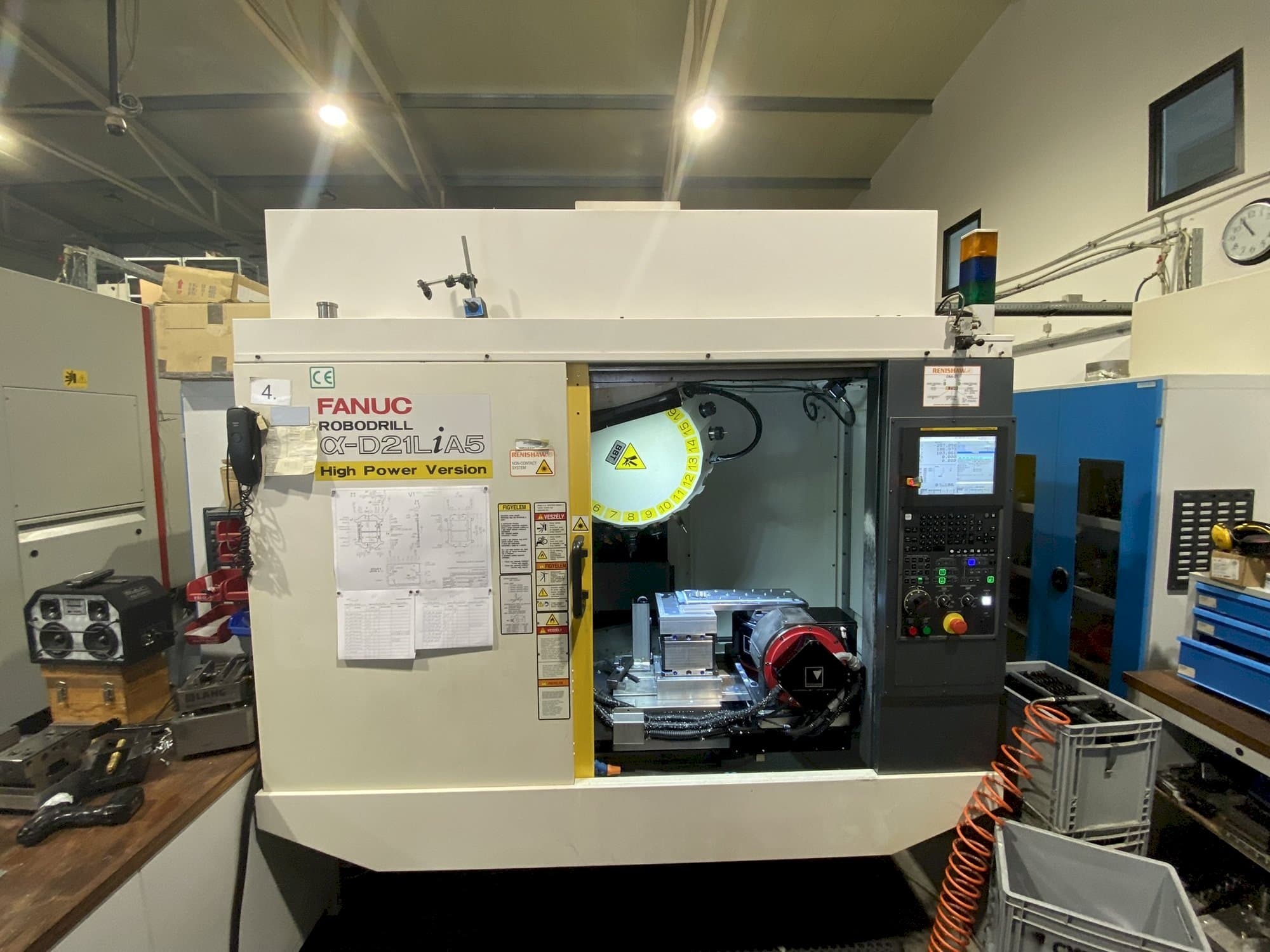 Makine FANUC Robodrill Alpha D21LiB5 - Önden görünüm