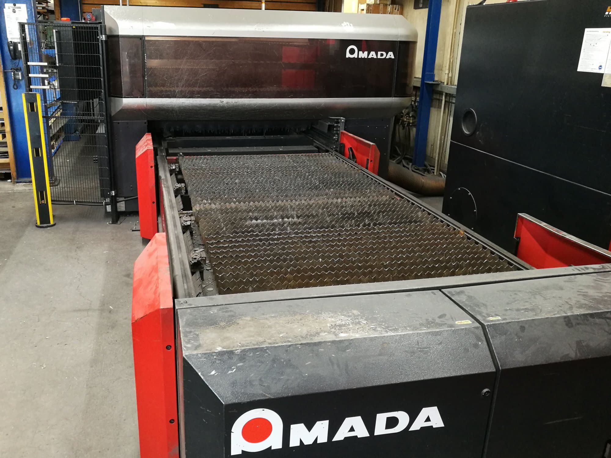 Makine  AMADA - Önden görünüm LC 3015 X1 NT