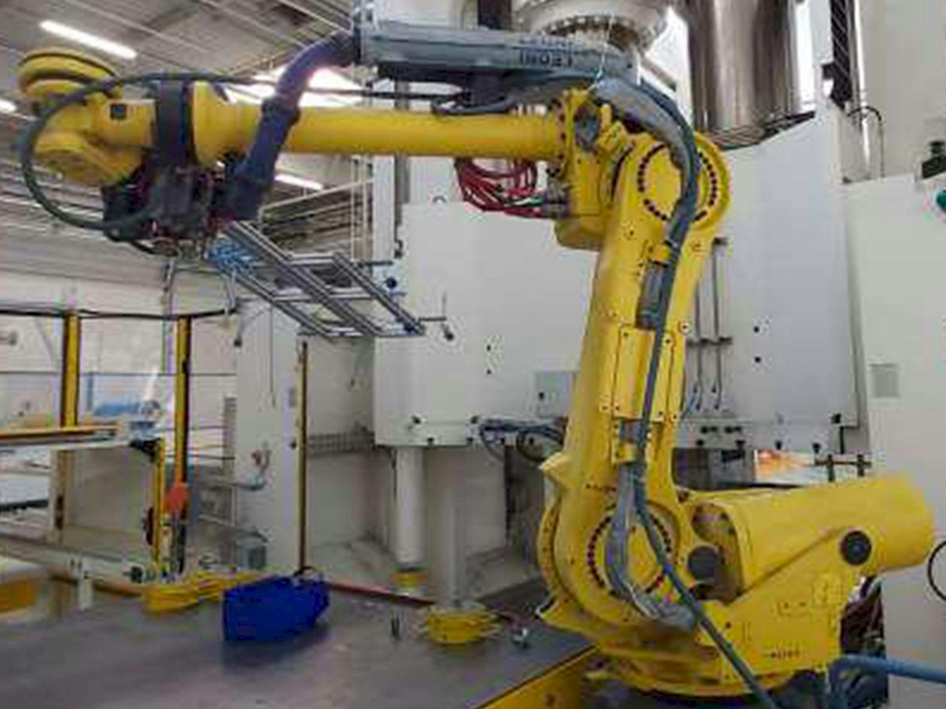 Makine  FANUC Robot R-2000iB/185L - Önden görünüm
