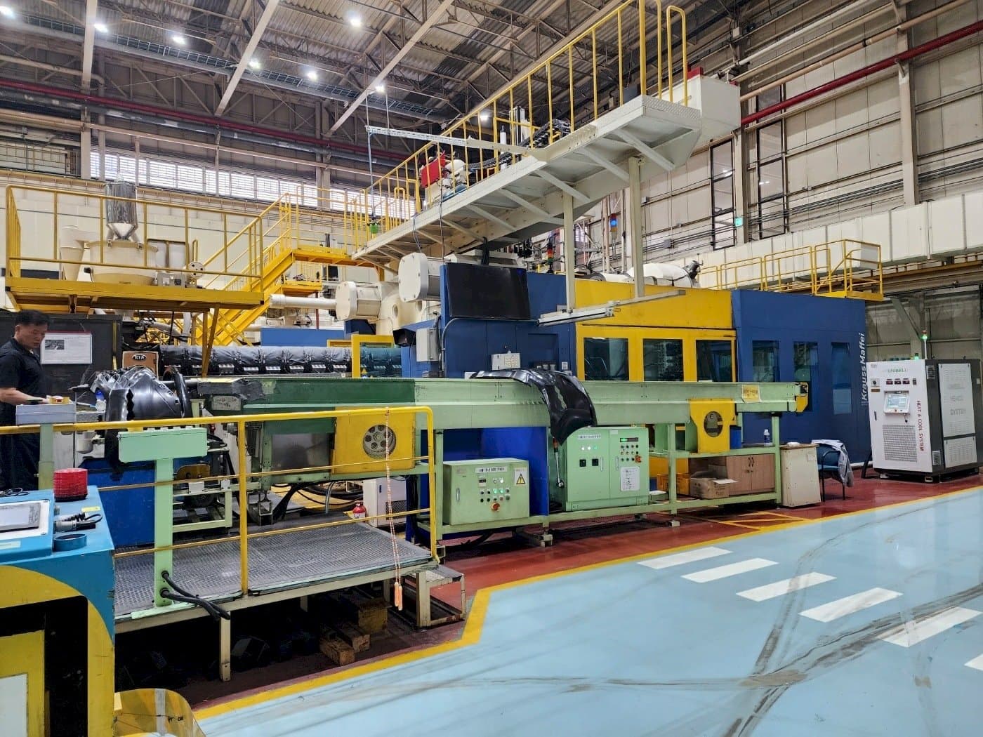 Makine Krauss Maffei 3200-24500 - Önden görünüm