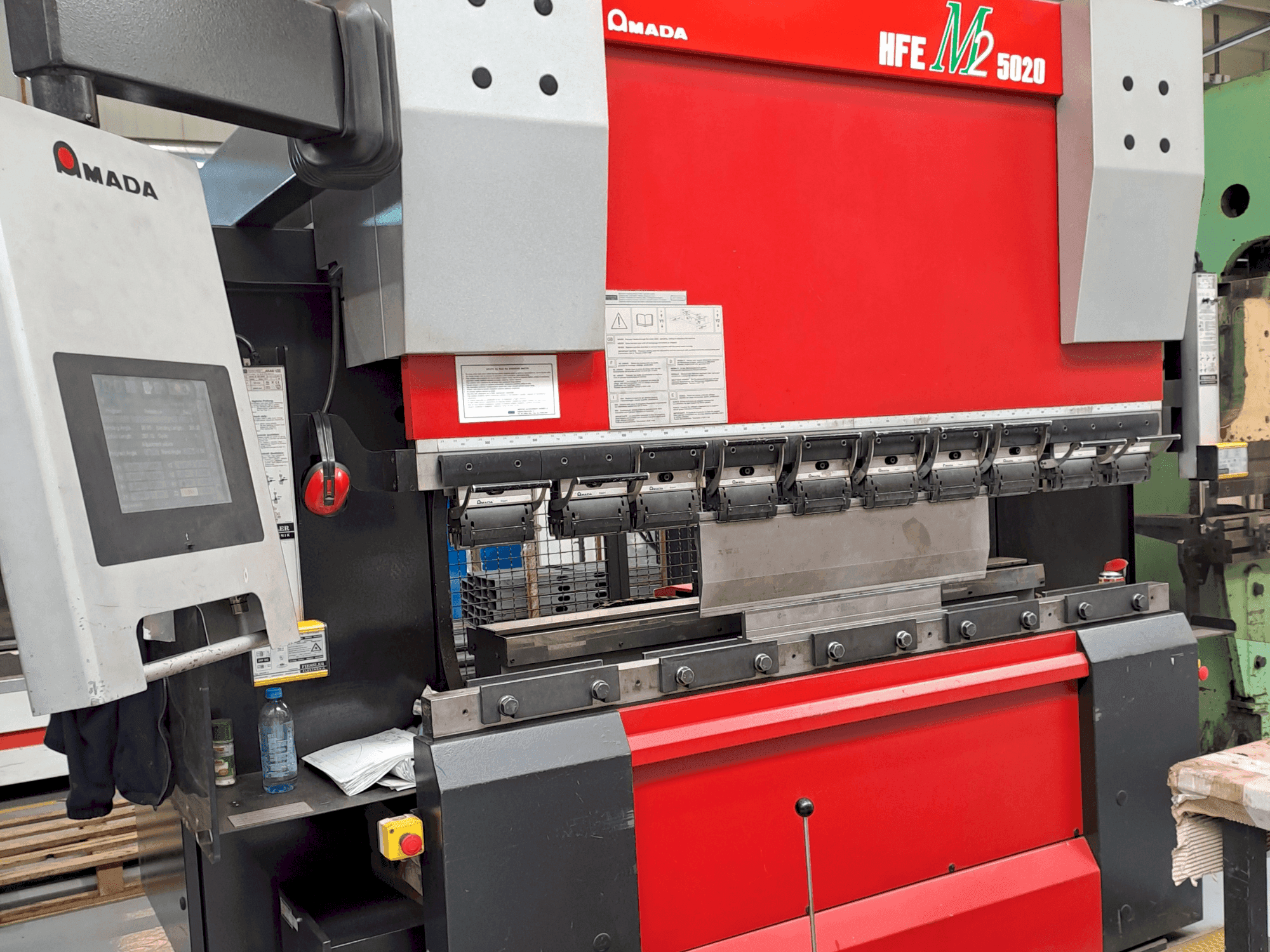 Makine AMADA HFE M2 5020 - Önden görünüm